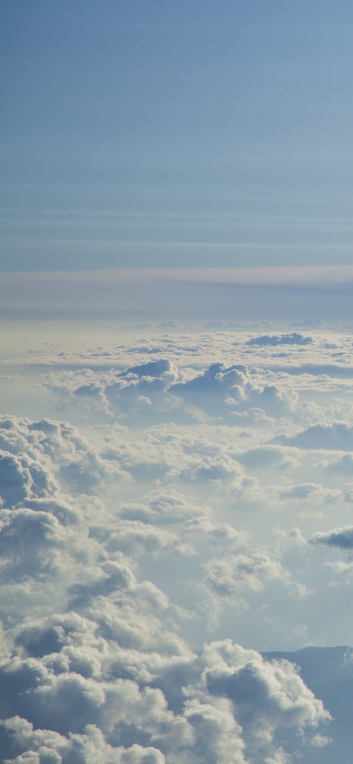 Nubes Blancas Sobre Las Montañas Durante el Día. Wallpaper in 1125x2436 Resolution