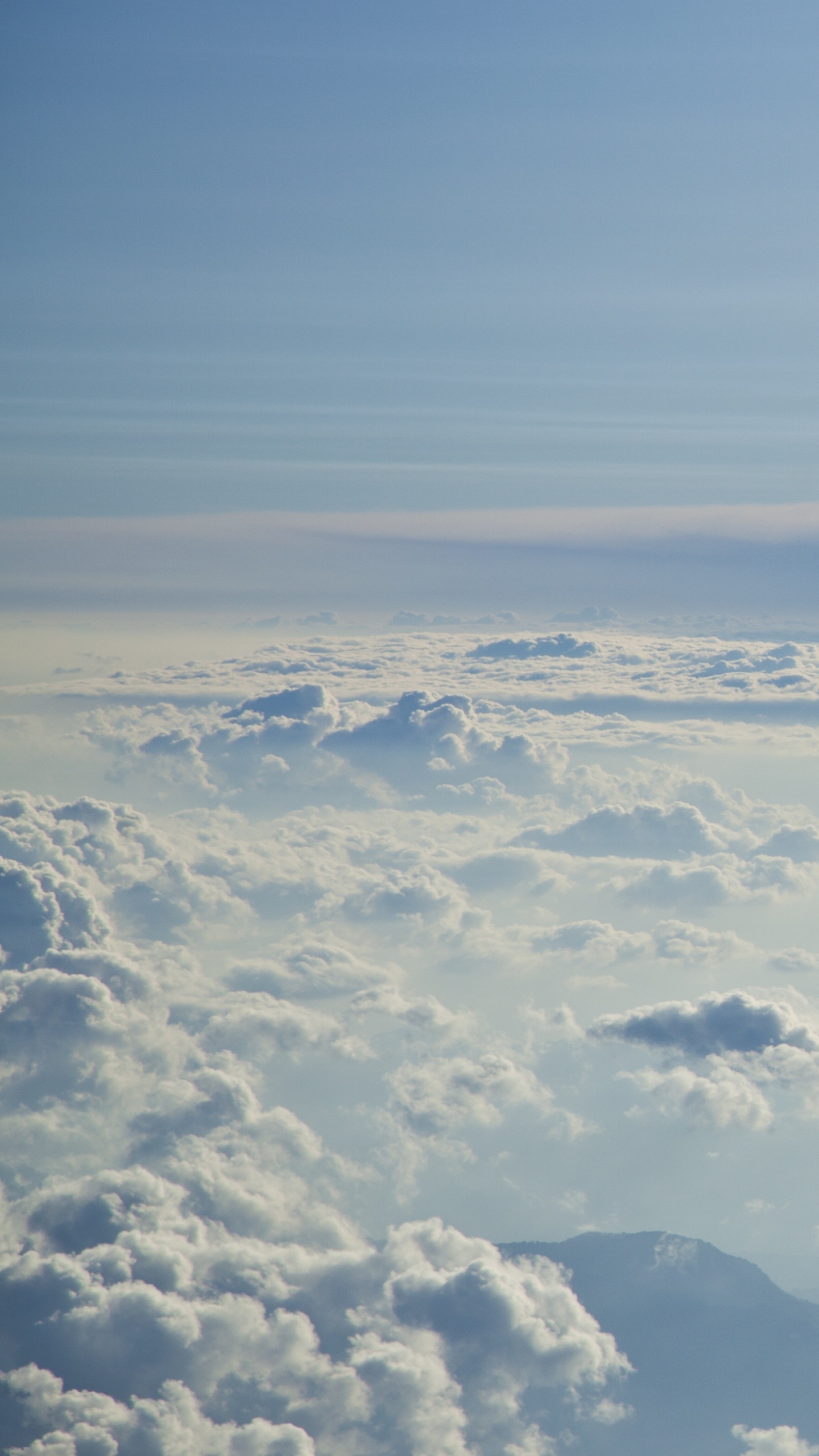 Weiße Wolken Über Den Bergen Tagsüber. Wallpaper in 1440x2560 Resolution