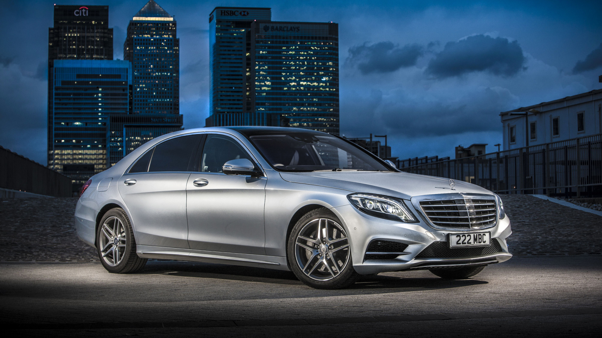 Silbernes Mercedes Benz Coupé Tagsüber Unterwegsup. Wallpaper in 1920x1080 Resolution