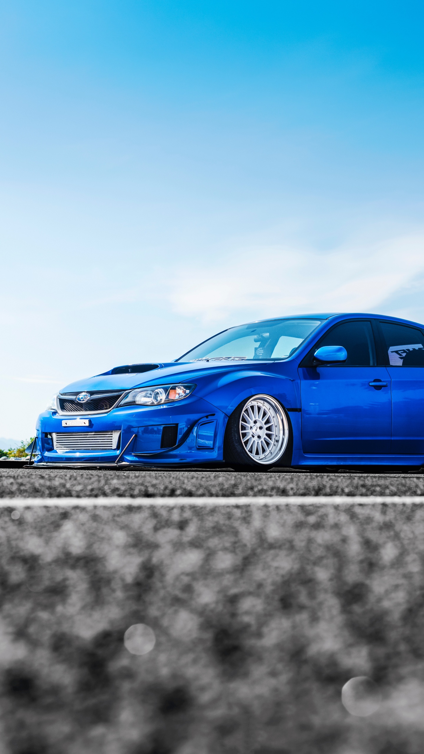 Blauer Volkswagen Käfer Tagsüber Unterwegs Road. Wallpaper in 1440x2560 Resolution