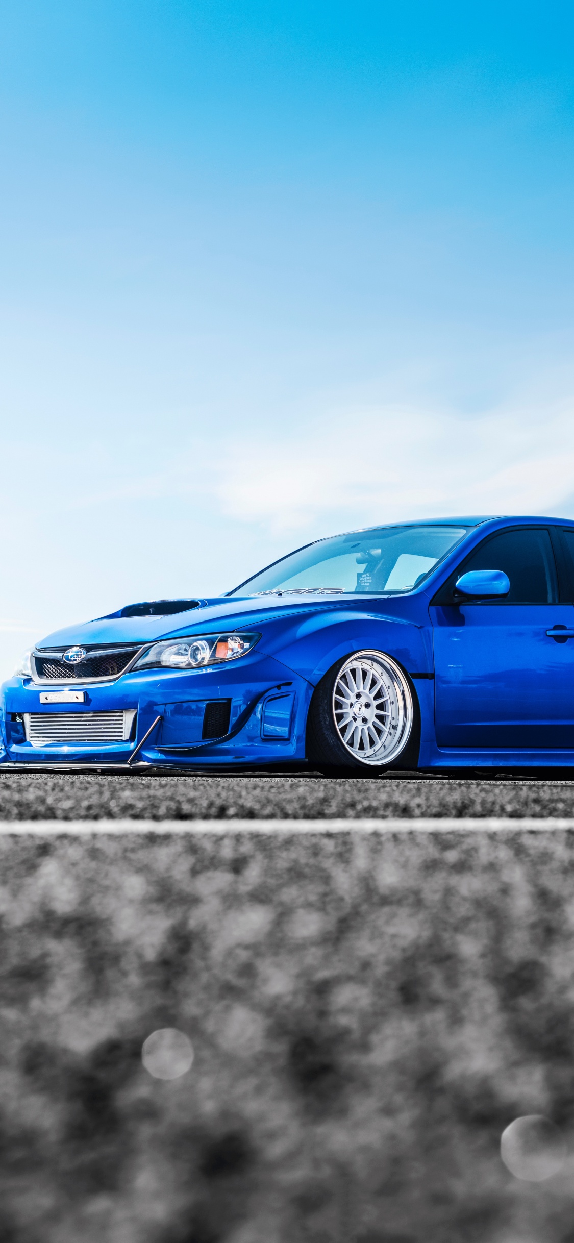 Volkswagen Beetle Azul en la Carretera Durante el Día. Wallpaper in 1125x2436 Resolution