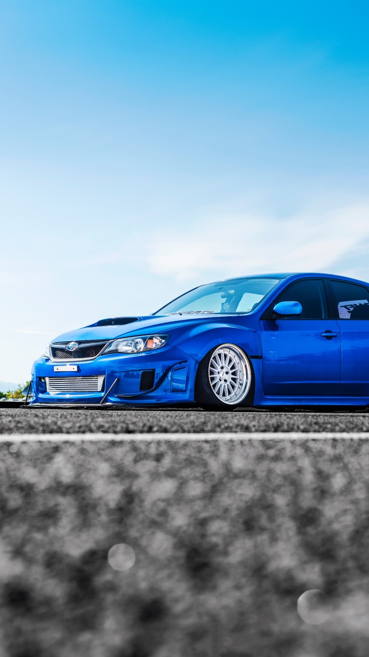 Volkswagen Beetle Azul en la Carretera Durante el Día. Wallpaper in 720x1280 Resolution