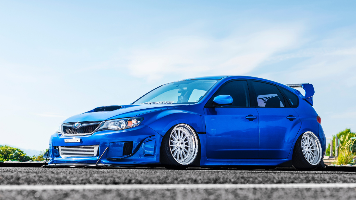 Volkswagen Beetle Bleu Sur Route Pendant la Journée. Wallpaper in 1366x768 Resolution