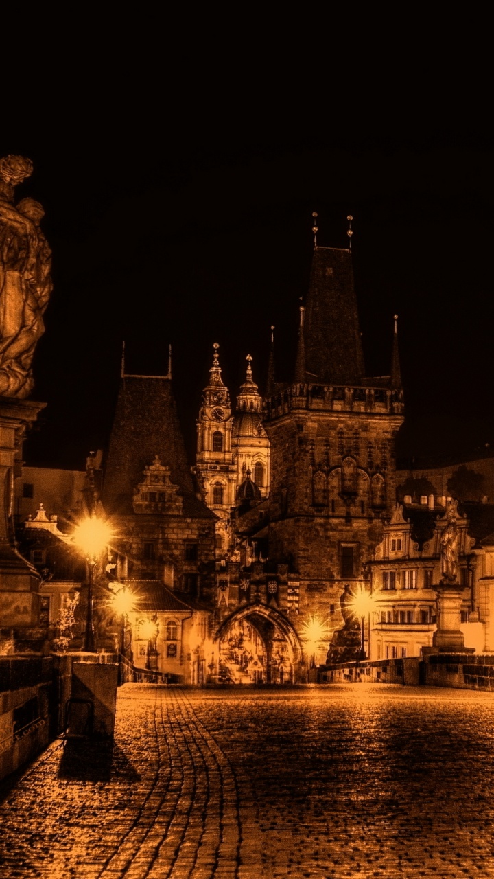 Bâtiment Éclairé Près D'un Plan D'eau Pendant la Nuit. Wallpaper in 720x1280 Resolution