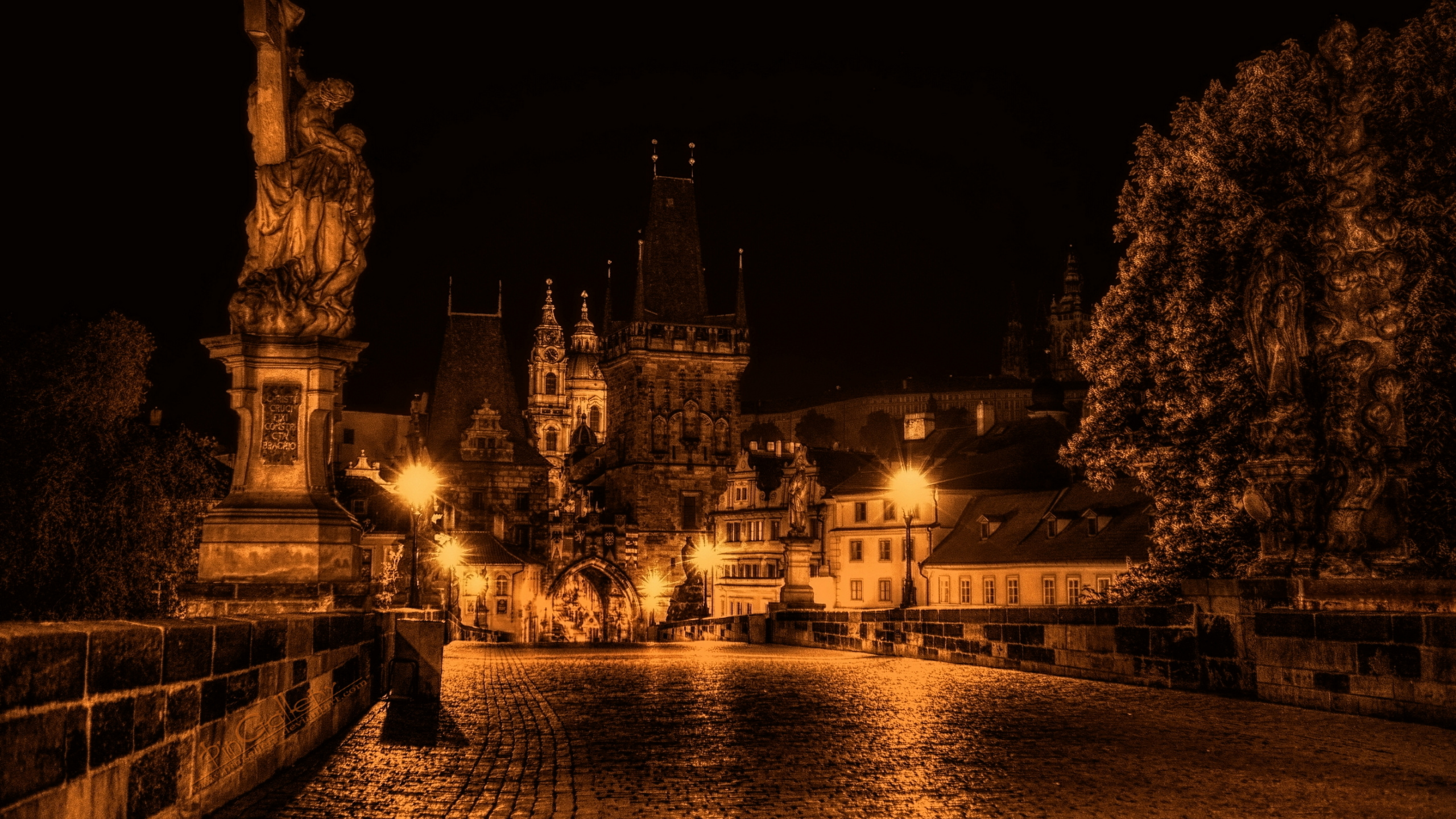 Beleuchtetes Gebäude in Der Nähe Eines Gewässers Während Der Nacht. Wallpaper in 2560x1440 Resolution