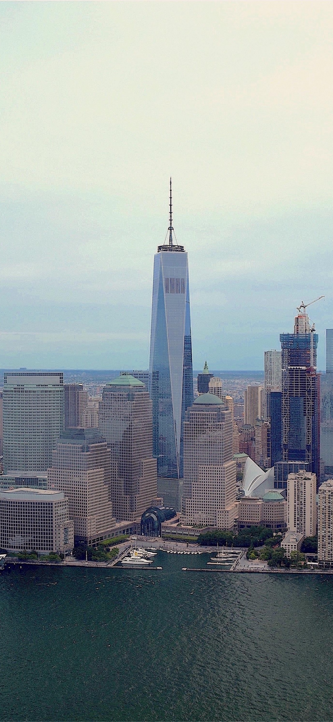 Skyline Der Stadt Unter Blauem Himmel Tagsüber. Wallpaper in 1125x2436 Resolution