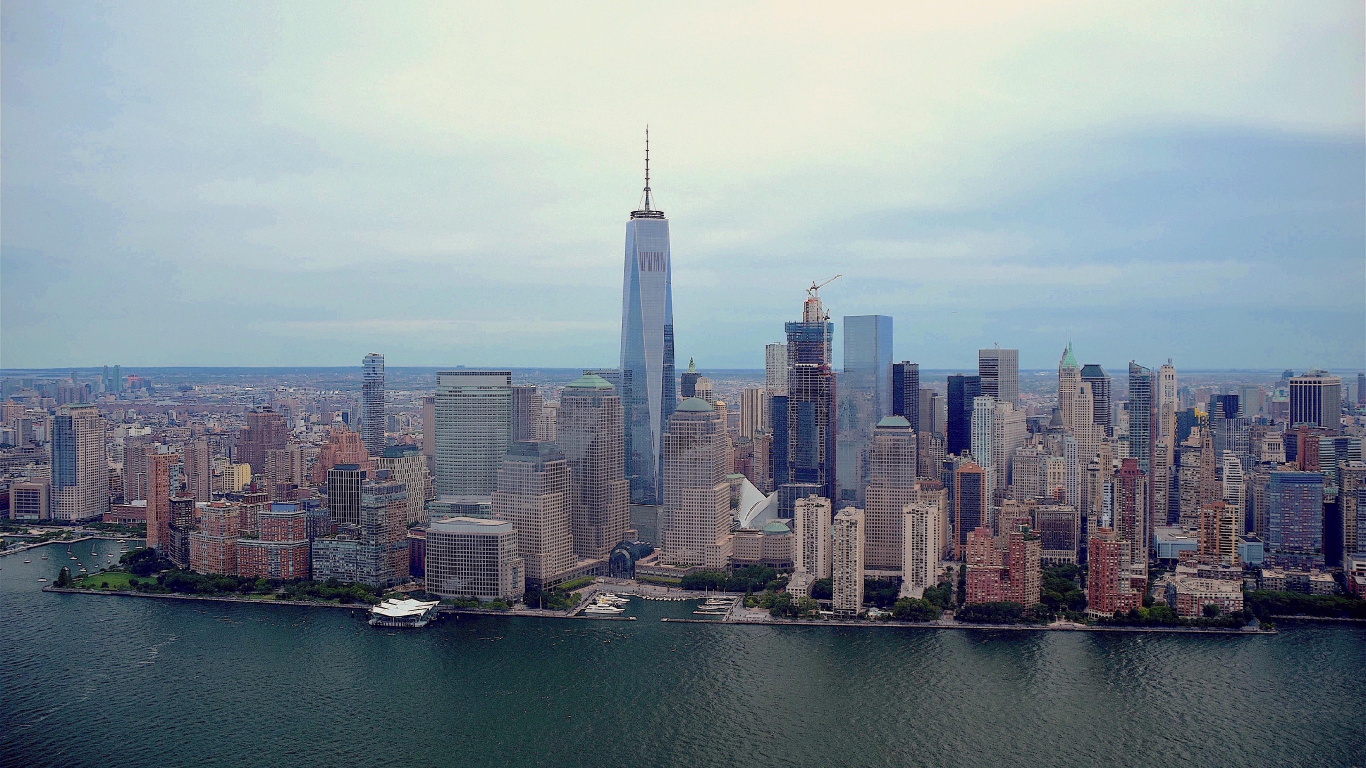 Skyline Der Stadt Unter Blauem Himmel Tagsüber. Wallpaper in 1366x768 Resolution