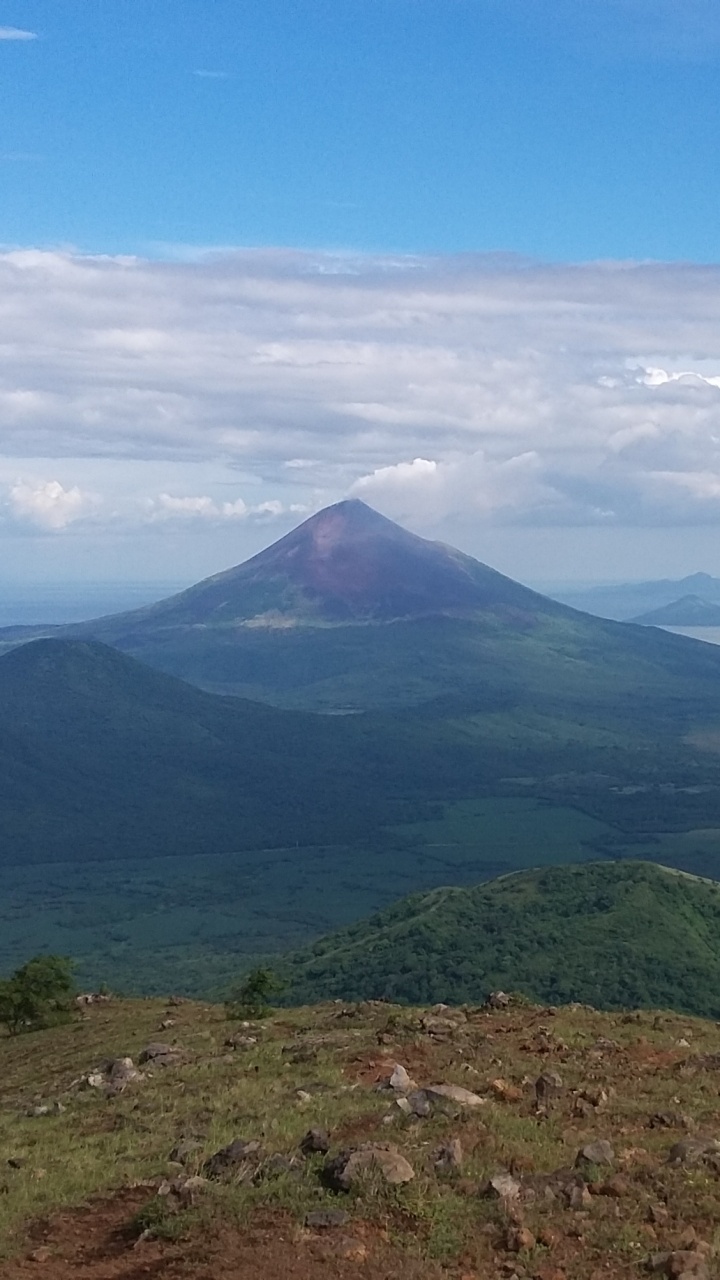 Montaña Verde Bajo un Cielo Azul Durante el Día. Wallpaper in 720x1280 Resolution
