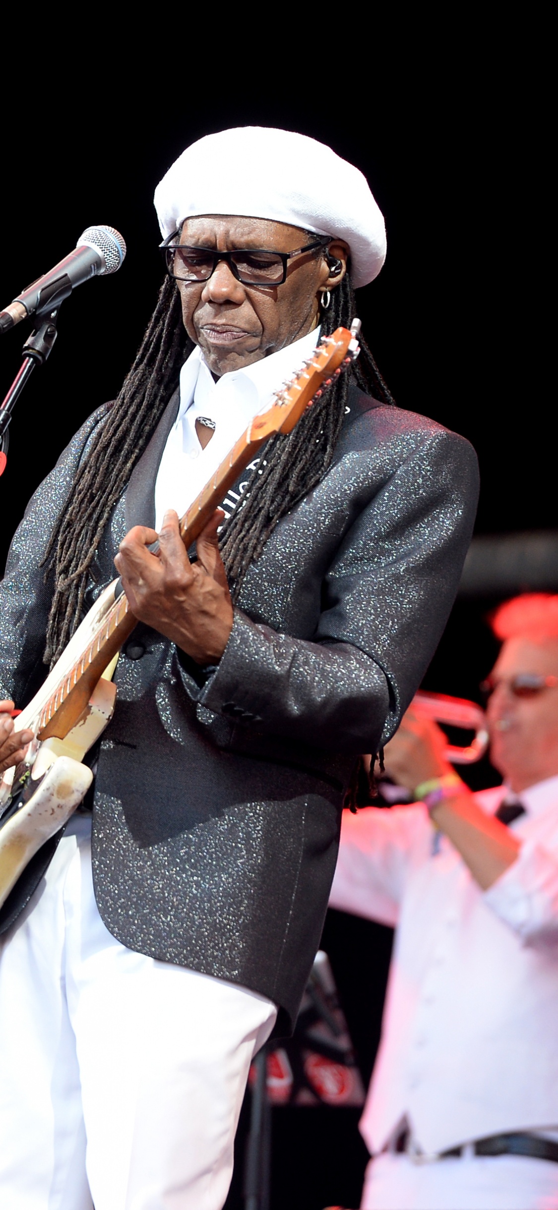 Nile Rodgers, Chic, Guitar, Performance, Entertainment. Wallpaper in 1125x2436 Resolution