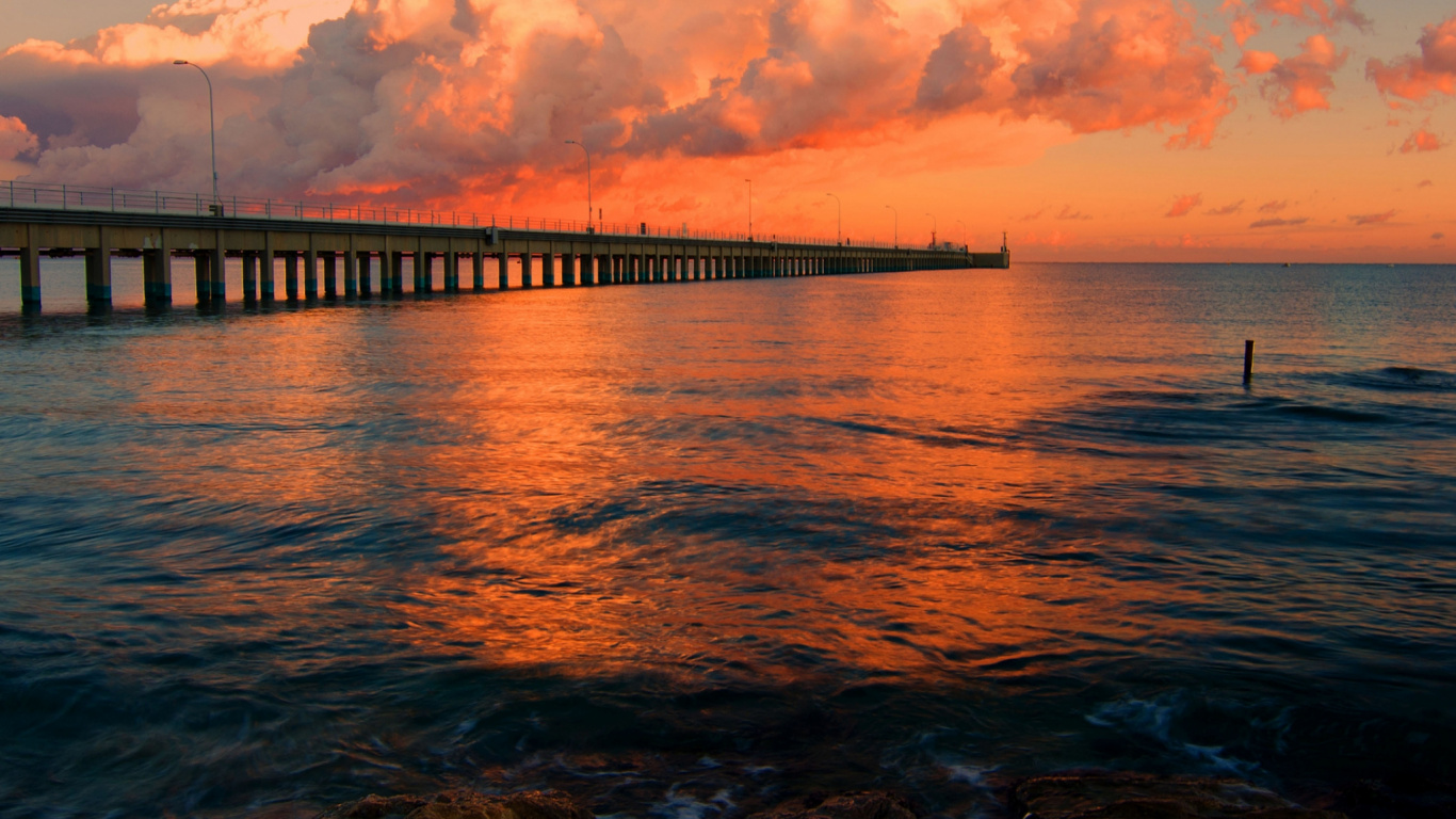Vagues de la Mer se Brisant Sur le Rivage Pendant le Coucher du Soleil. Wallpaper in 1366x768 Resolution