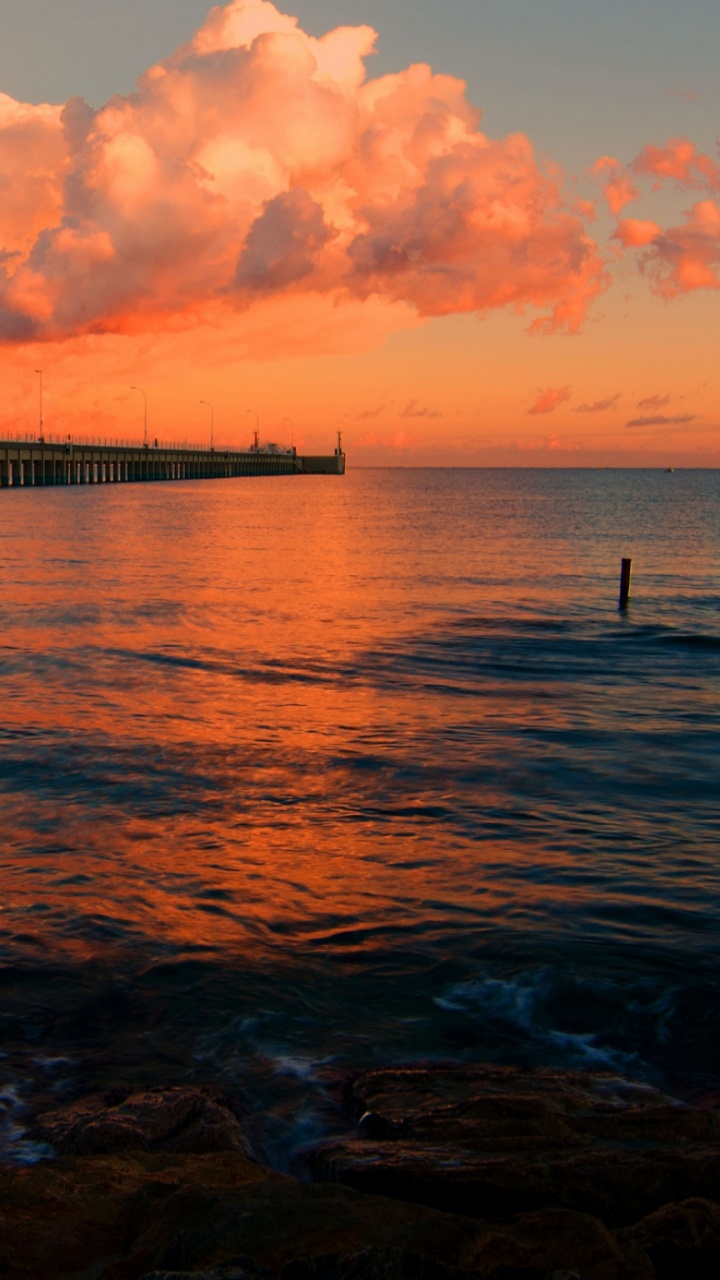 Vagues de la Mer se Brisant Sur le Rivage Pendant le Coucher du Soleil. Wallpaper in 720x1280 Resolution