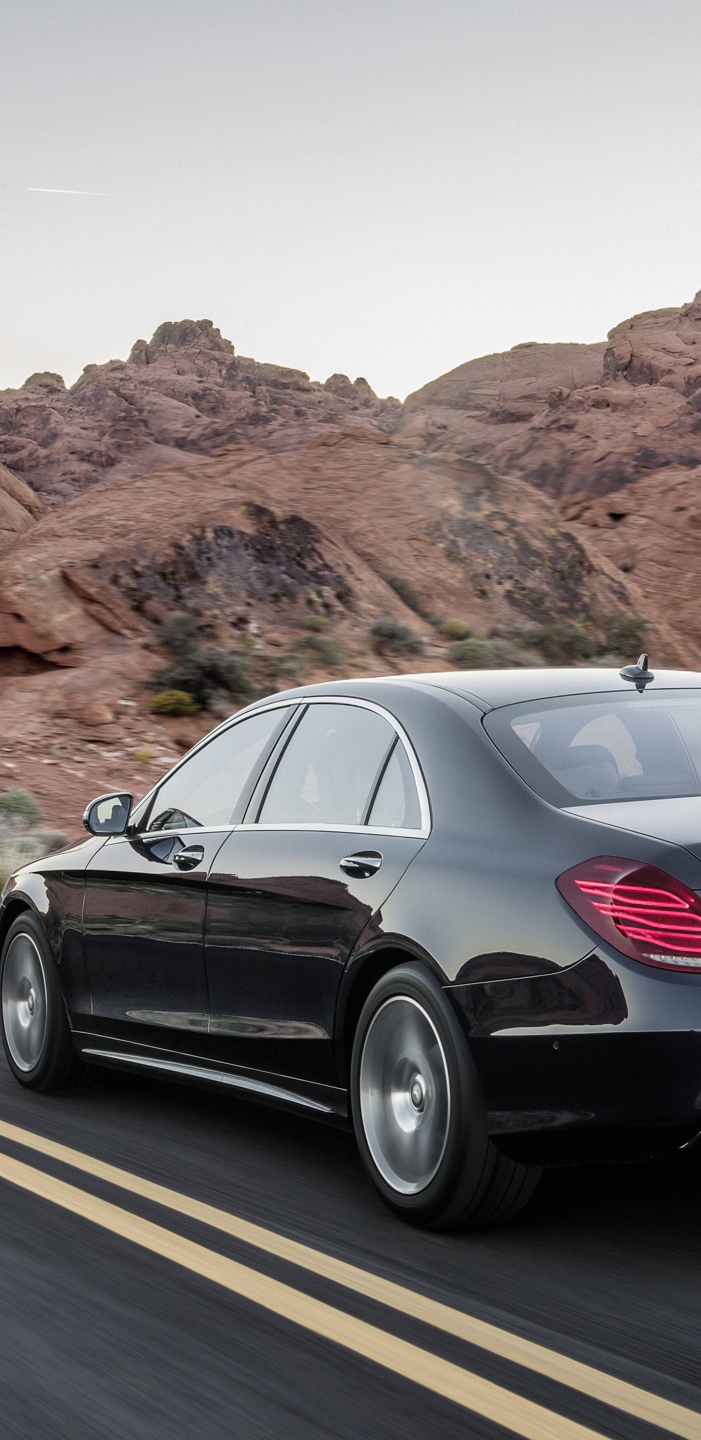 Schwarze Limousine Tagsüber Unterwegs. Wallpaper in 1440x2960 Resolution