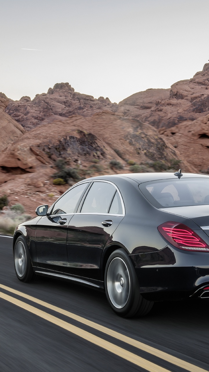 Schwarze Limousine Tagsüber Unterwegs. Wallpaper in 720x1280 Resolution