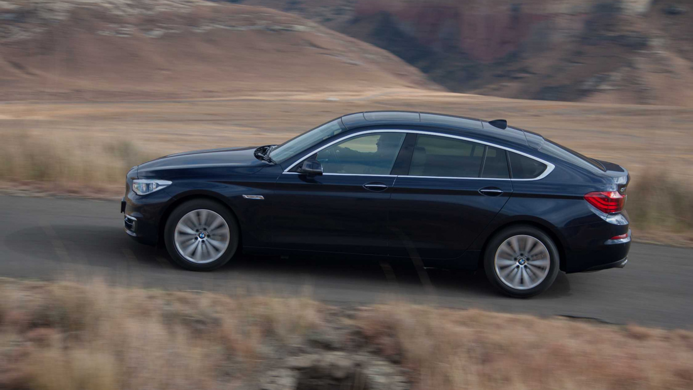 Blaues Bmw m 3 Coupe Auf Braunem Feld Tagsüber. Wallpaper in 1366x768 Resolution