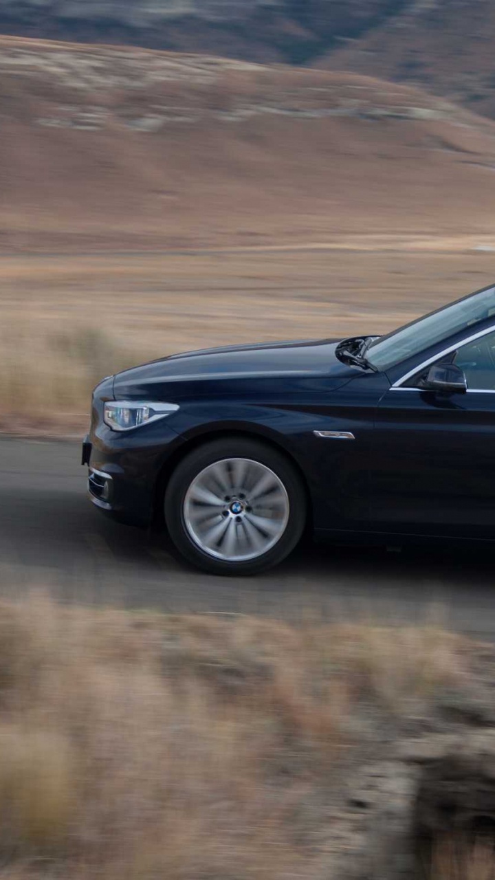 Blaues Bmw m 3 Coupe Auf Braunem Feld Tagsüber. Wallpaper in 720x1280 Resolution