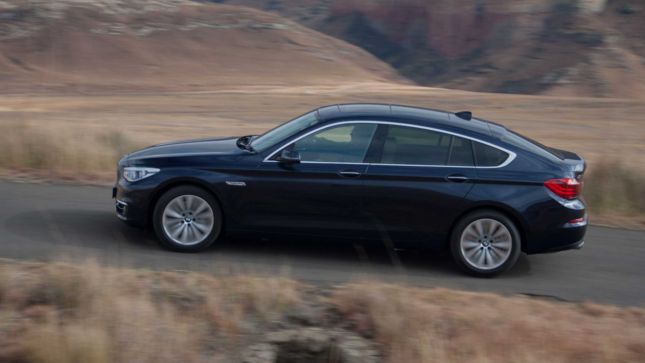 Blue Bmw m 3 Coupe en Campo Marrón Durante el Día. Wallpaper in 1280x720 Resolution