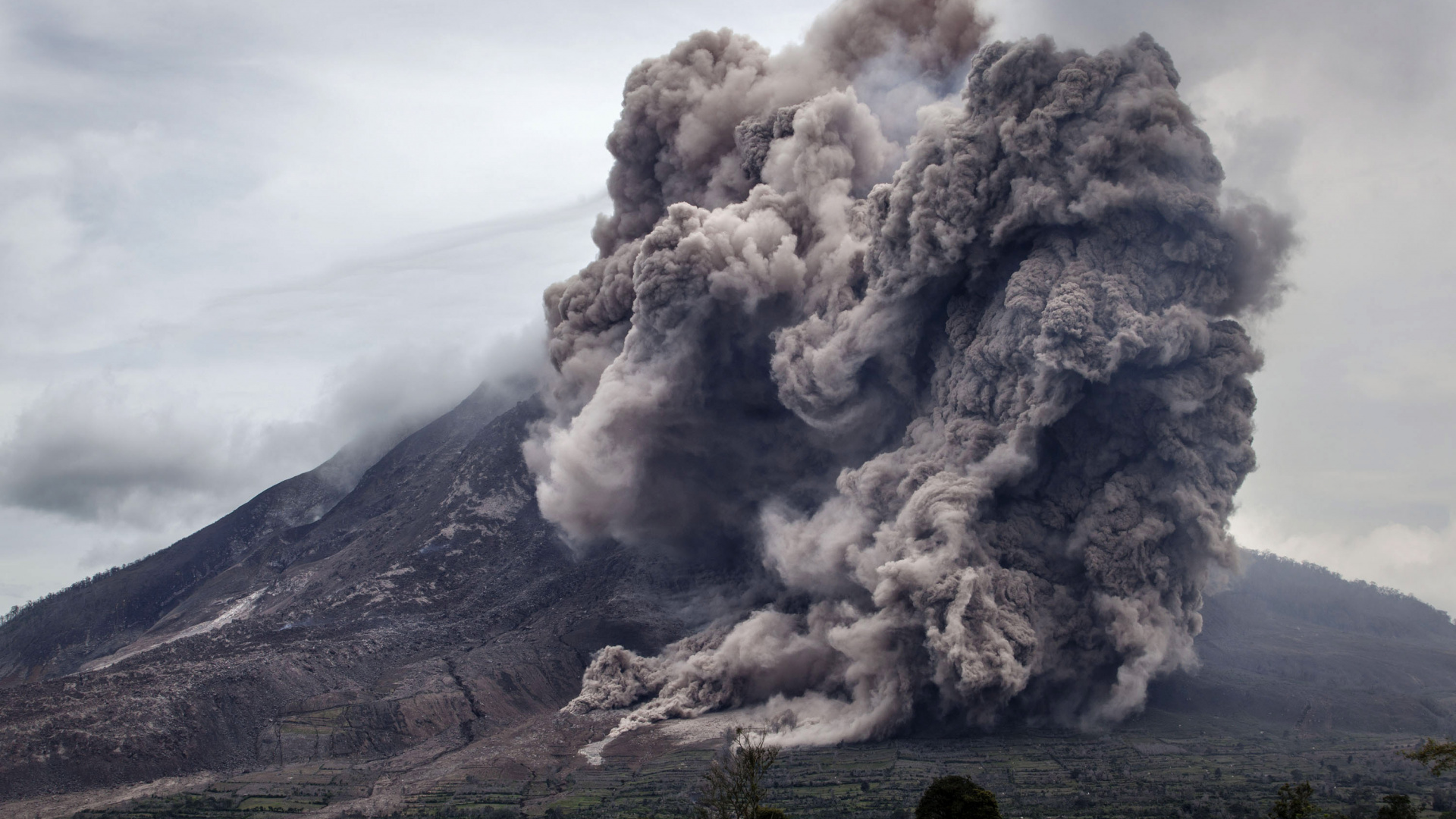 Nuages Blancs Sur la Montagne Verte. Wallpaper in 1920x1080 Resolution