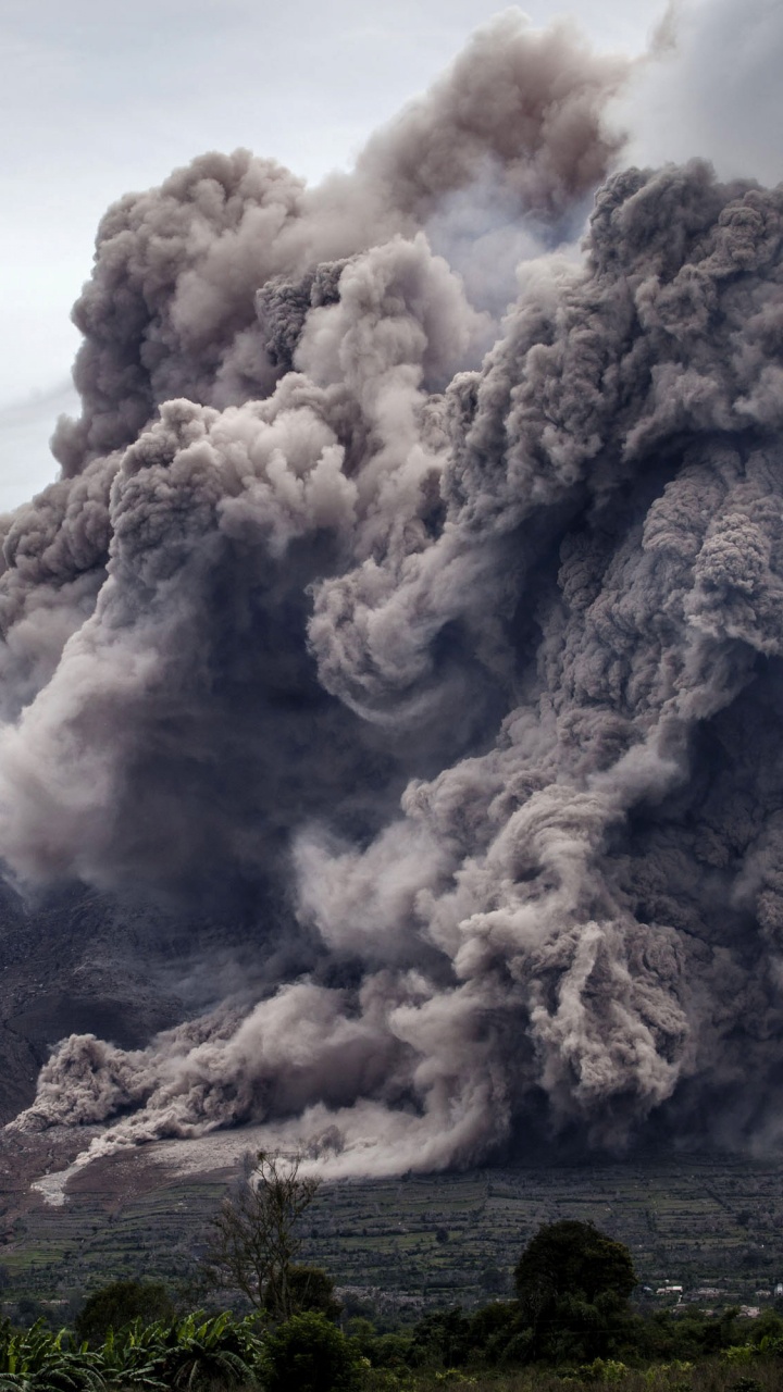 Weiße Wolken Über Grünem Berg. Wallpaper in 720x1280 Resolution