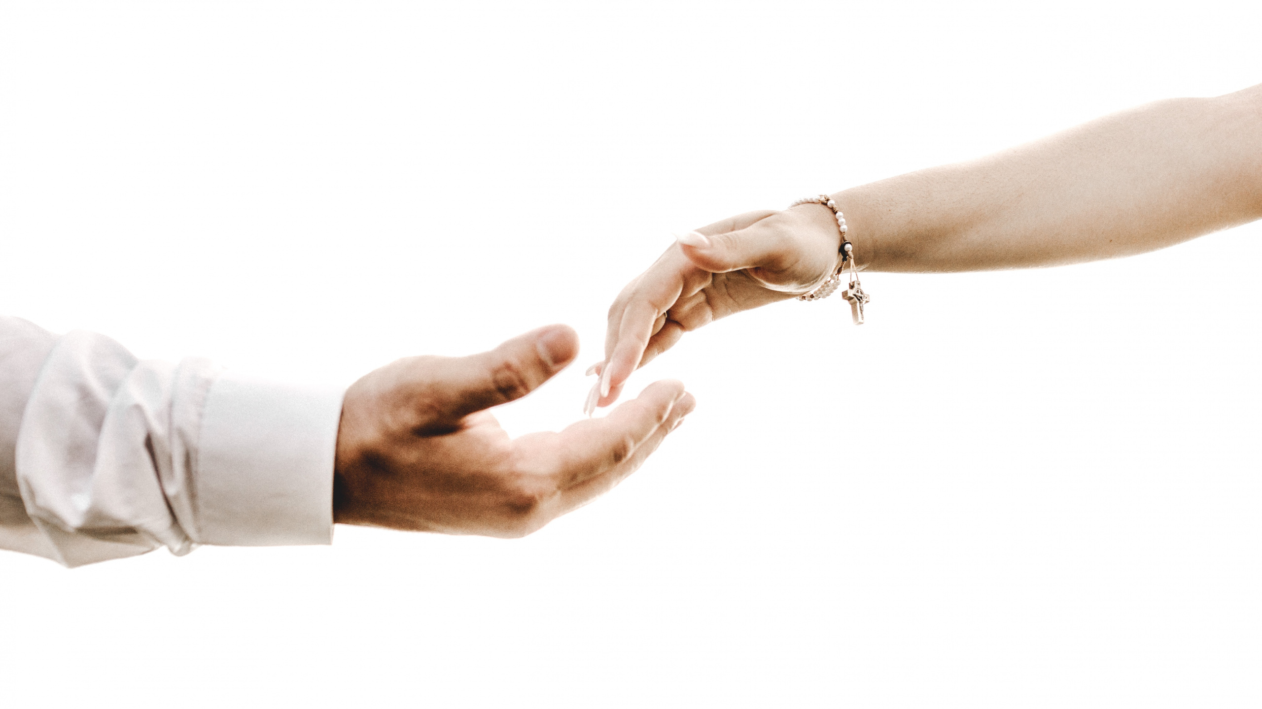 Person Wearing Silver Ring and Gold Ring. Wallpaper in 2560x1440 Resolution