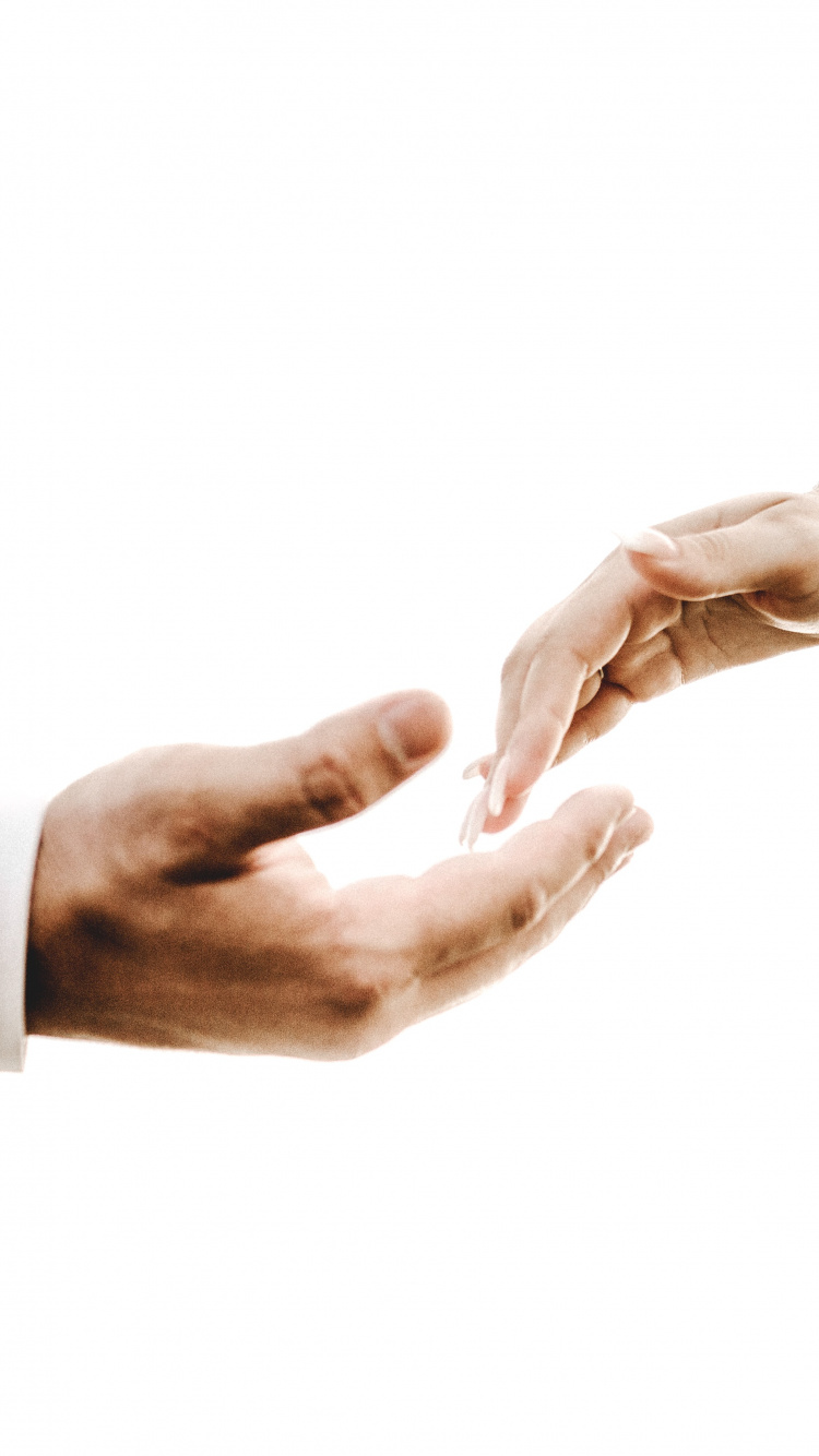 Person Wearing Silver Ring and Gold Ring. Wallpaper in 750x1334 Resolution