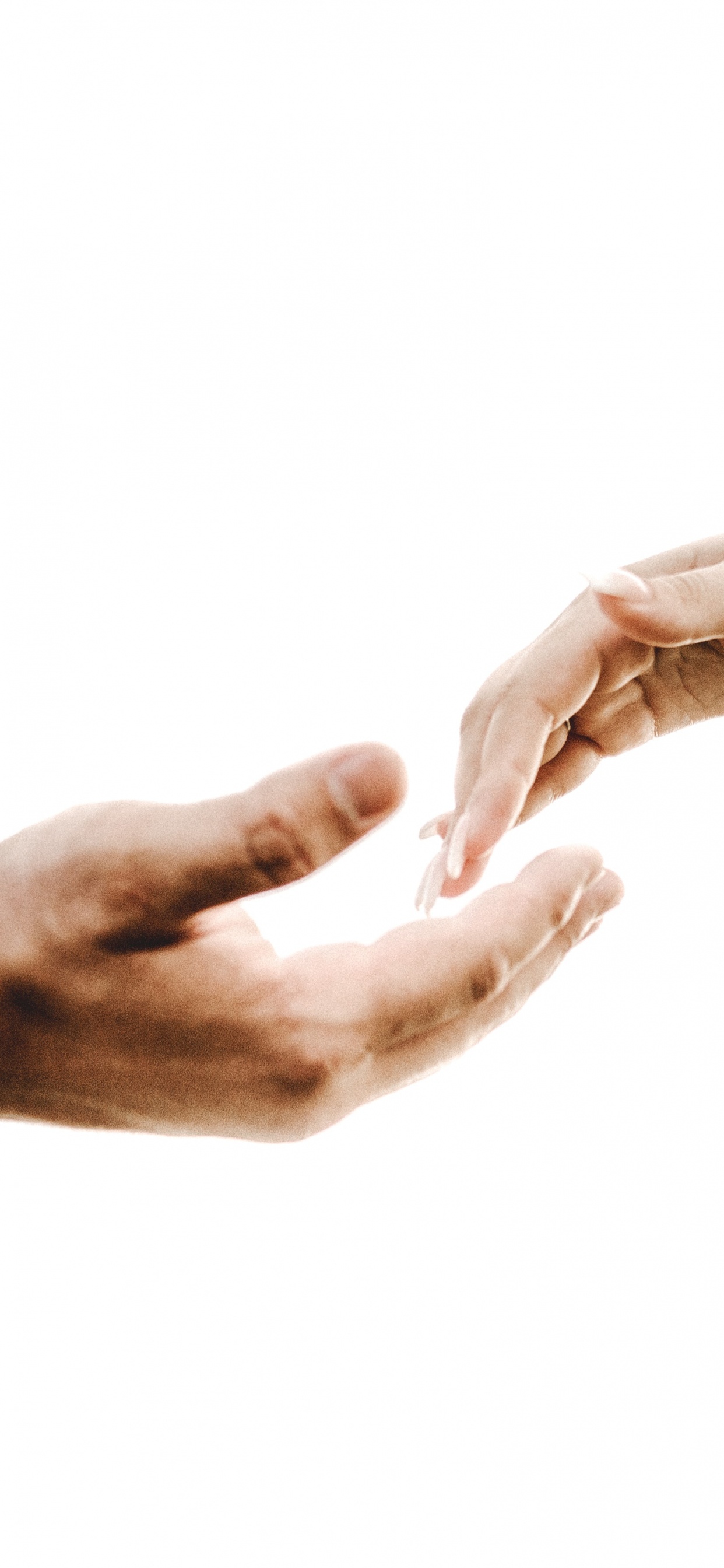 Person Mit Silberring Und Goldring. Wallpaper in 1242x2688 Resolution