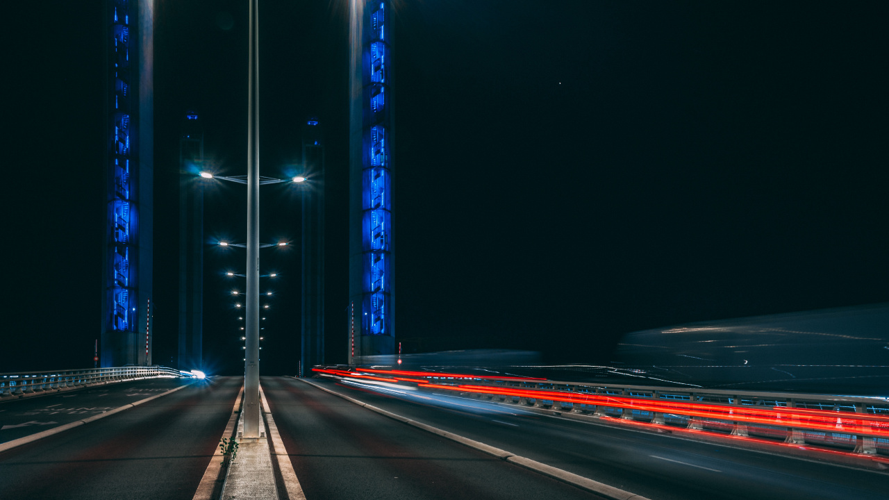 Zeitrafferaufnahmen Von Autos Auf Der Straße Während Der Nachtzeit. Wallpaper in 1280x720 Resolution