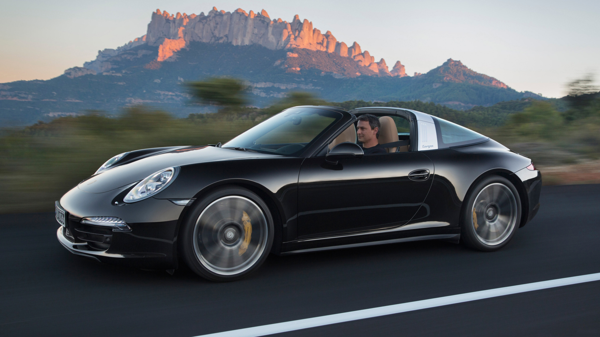 Porsche 911 Negro en la Carretera Durante el Día. Wallpaper in 1920x1080 Resolution