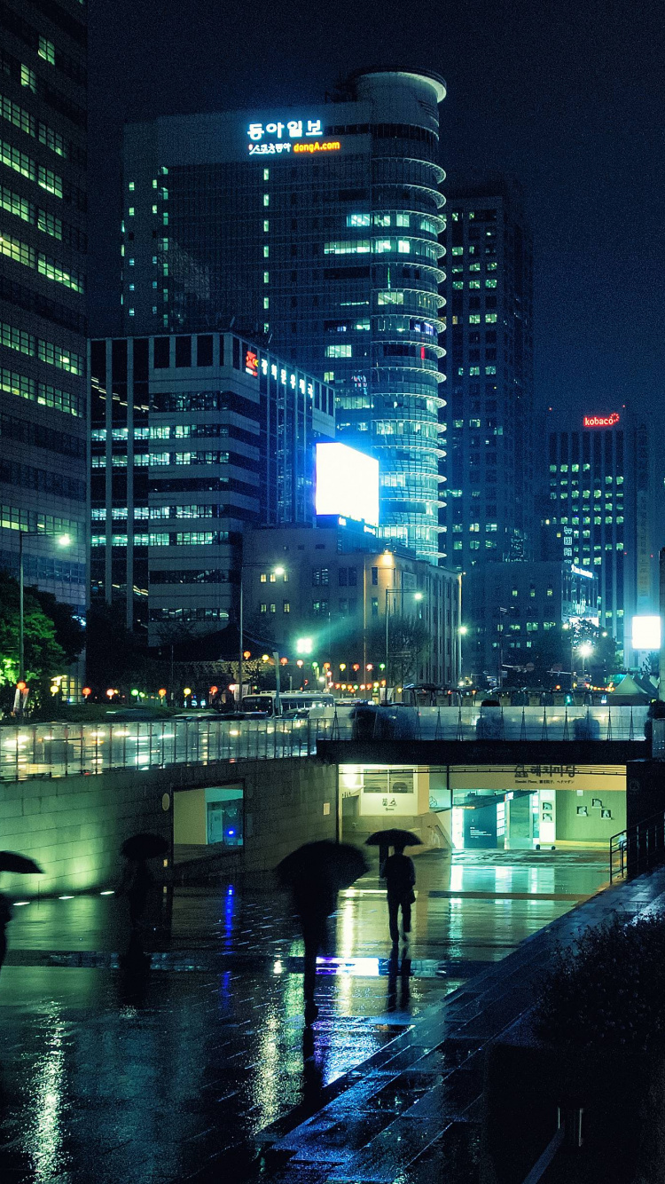 Cuerpo de Agua Cerca de Los Edificios de la Ciudad Durante la Noche. Wallpaper in 750x1334 Resolution