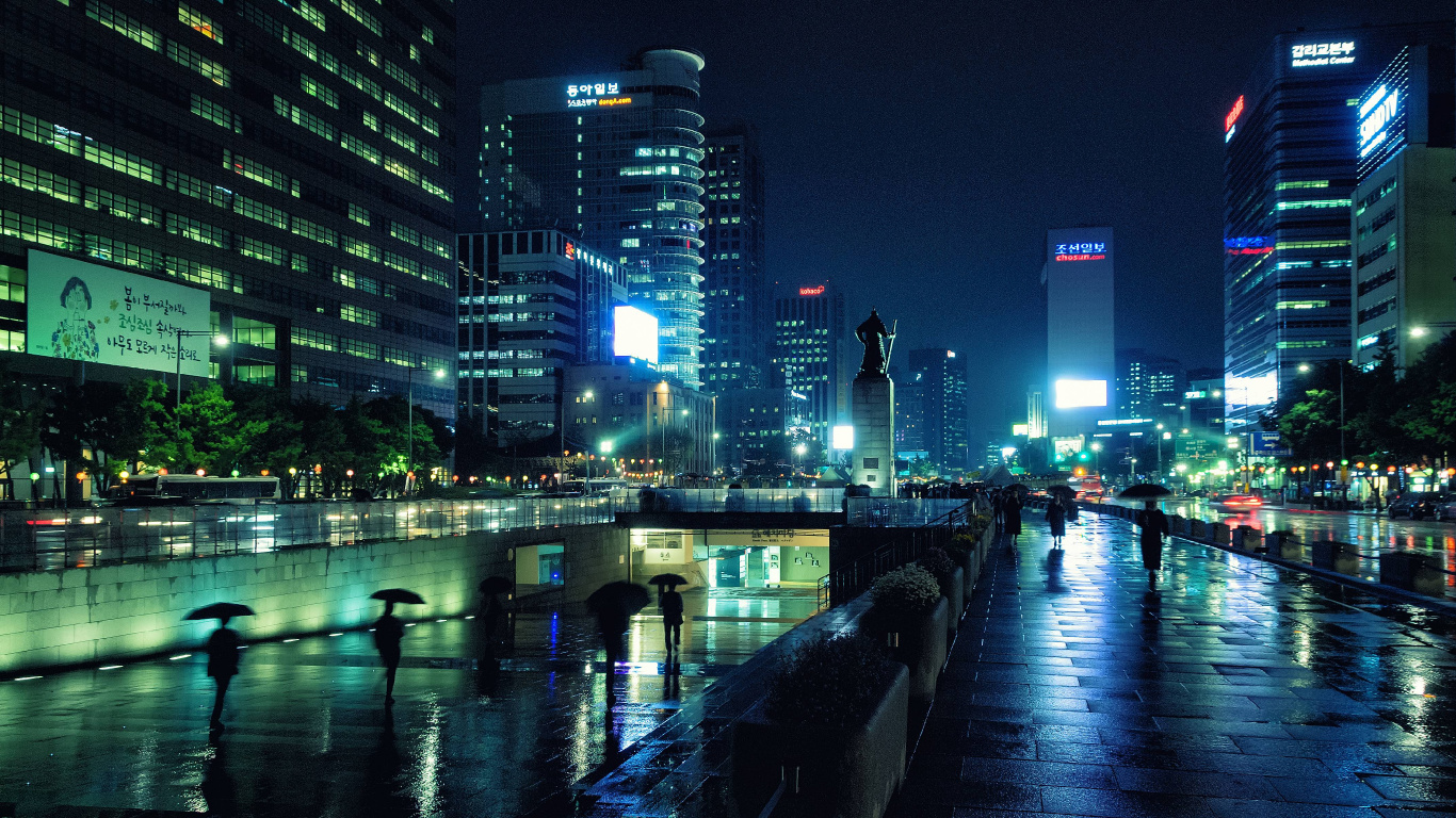 Plan D'eau Près Des Bâtiments de la Ville Pendant la Nuit. Wallpaper in 1366x768 Resolution