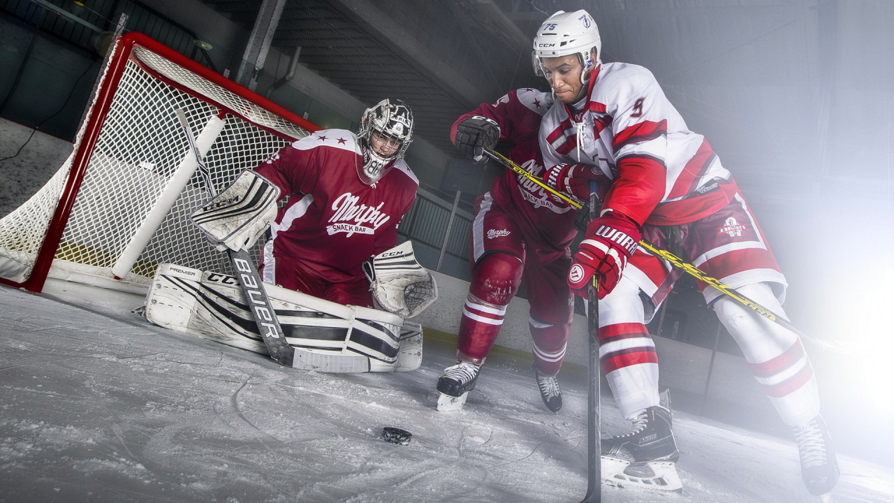 2 Männer im Eishockey-Trikot Spielen Hockey. Wallpaper in 1280x720 Resolution