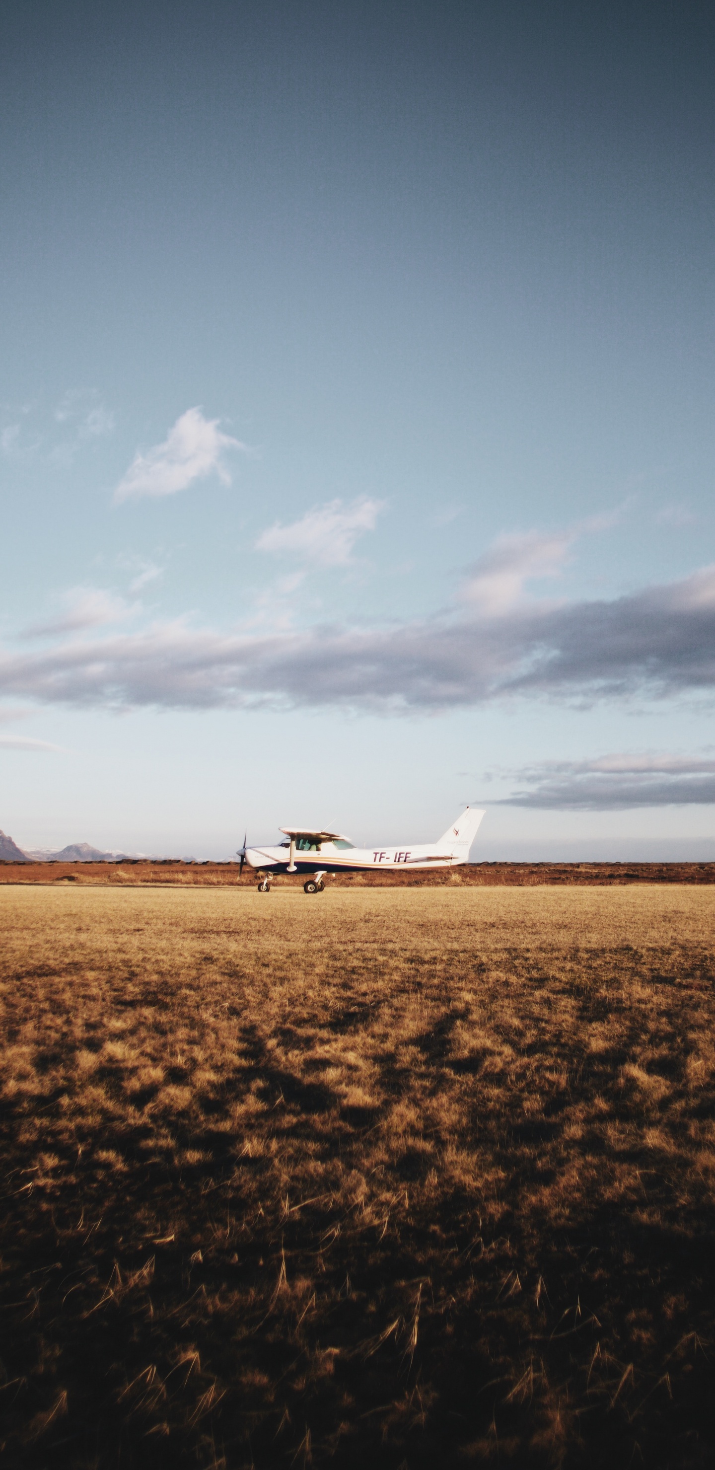 Weißes Flugzeug Auf Braunem Feld Unter Weißen Wolken Tagsüber. Wallpaper in 1440x2960 Resolution