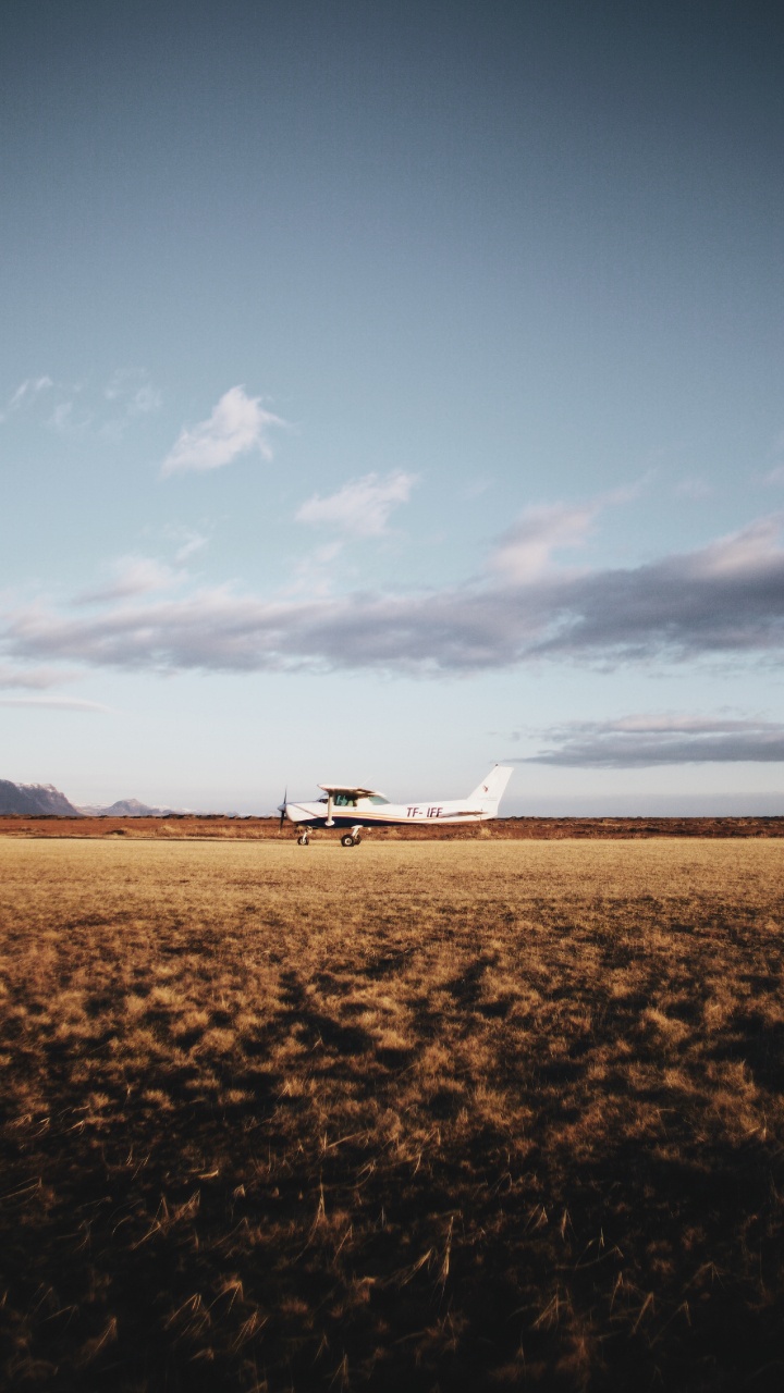 White Airplane on Brown Field Under White Clouds During Daytime. Wallpaper in 720x1280 Resolution