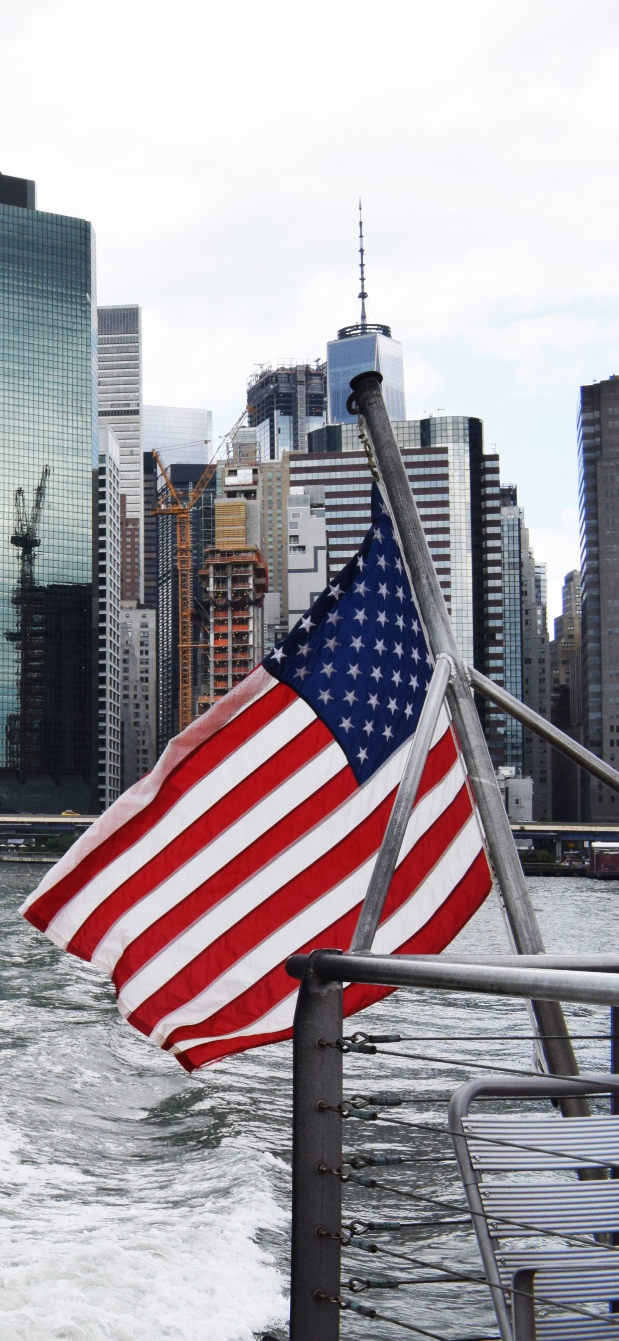 Horizonte de la Ciudad a Través Del Cuerpo de Agua Durante el Día.. Wallpaper in 1242x2688 Resolution