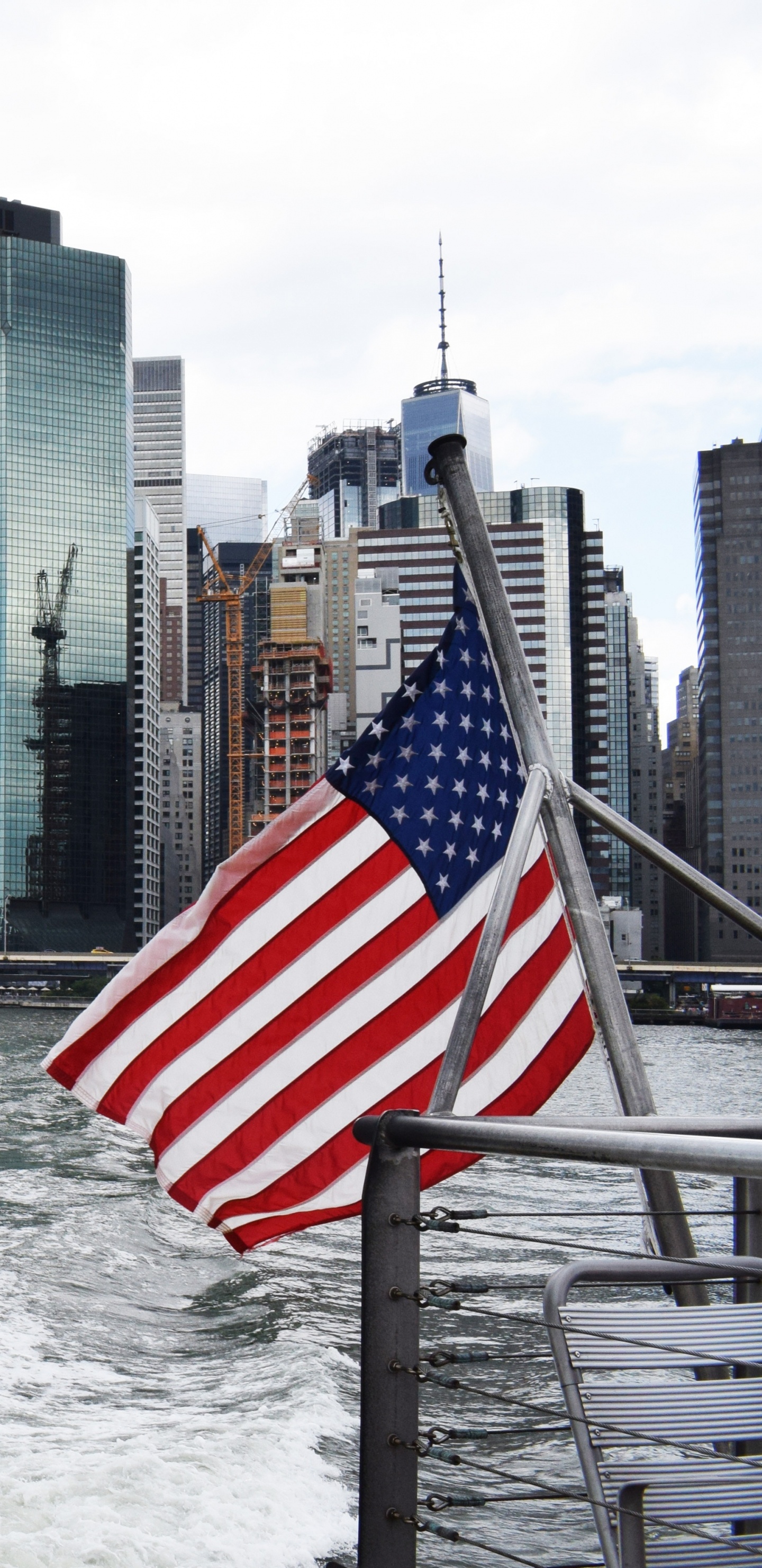 Horizonte de la Ciudad a Través Del Cuerpo de Agua Durante el Día.. Wallpaper in 1440x2960 Resolution