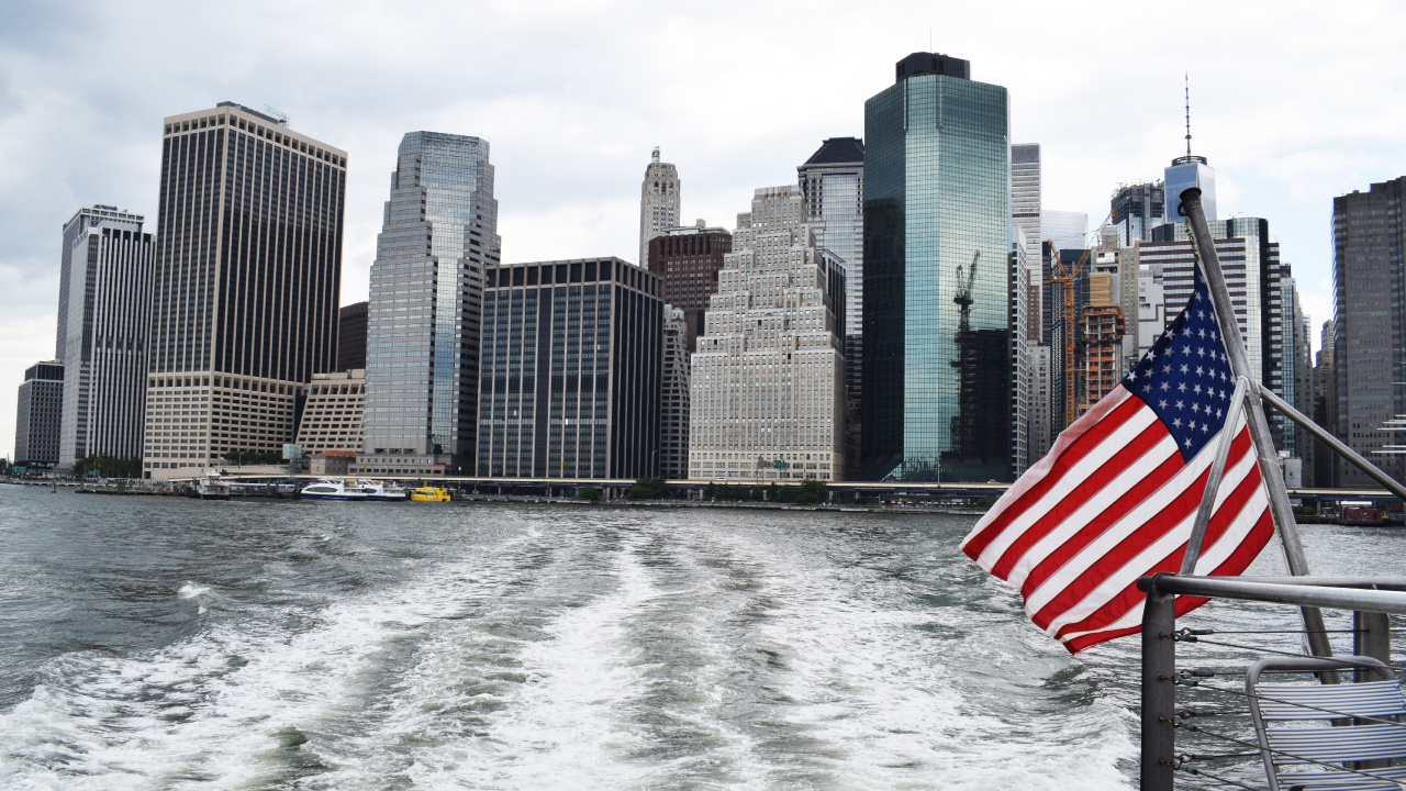 Horizon de la Ville à Travers le Plan D'eau Pendant la Journée. Wallpaper in 1280x720 Resolution