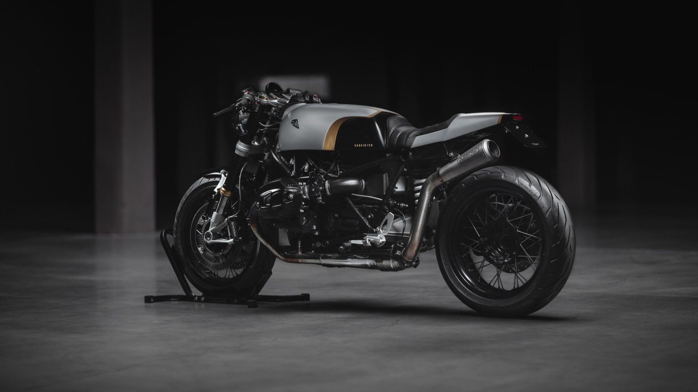 Schwarzes Und Graues Motorrad in Einem Dunklen Raum. Wallpaper in 1366x768 Resolution
