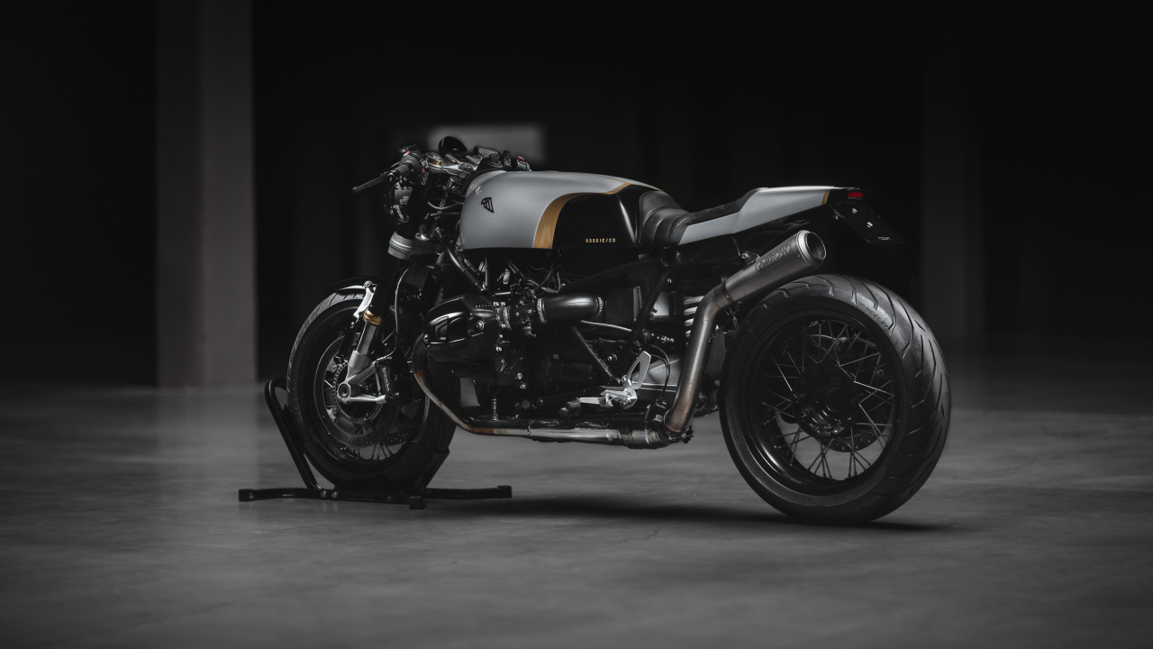 Moto Noire et Grise Dans Une Pièce Sombre. Wallpaper in 1280x720 Resolution