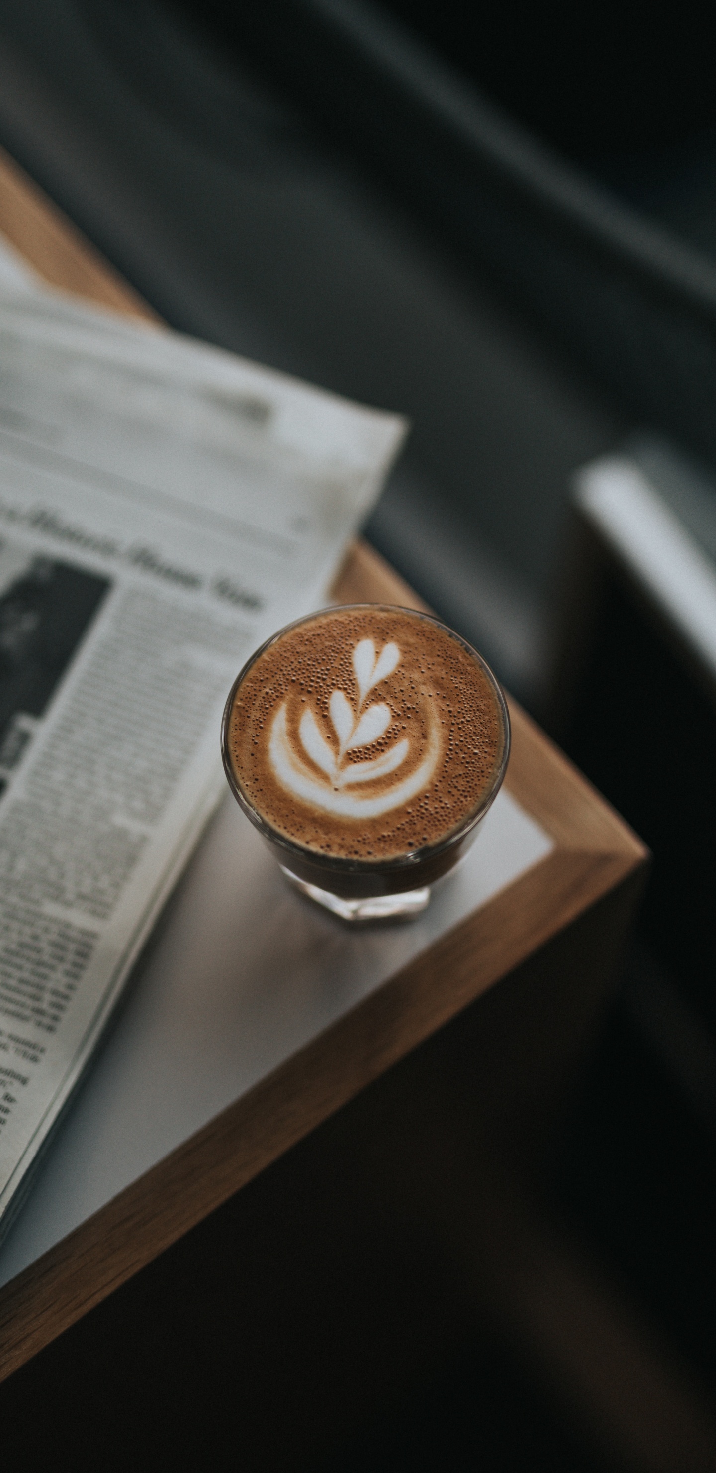 Cappuccino in Weißer Keramiktasse Auf Braunem Holztisch. Wallpaper in 1440x2960 Resolution