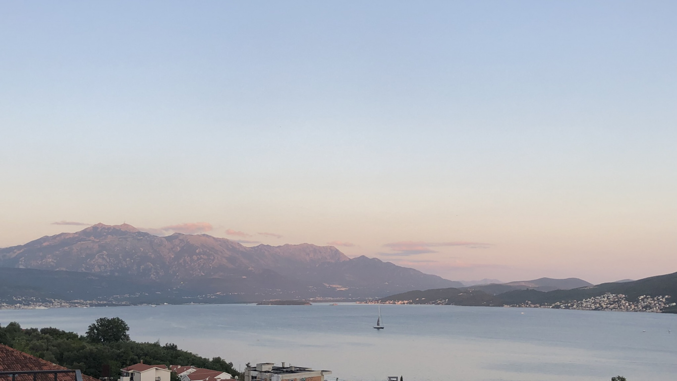 Mountainous Landforms, Highland, Hill, Horizon, Bank. Wallpaper in 1366x768 Resolution