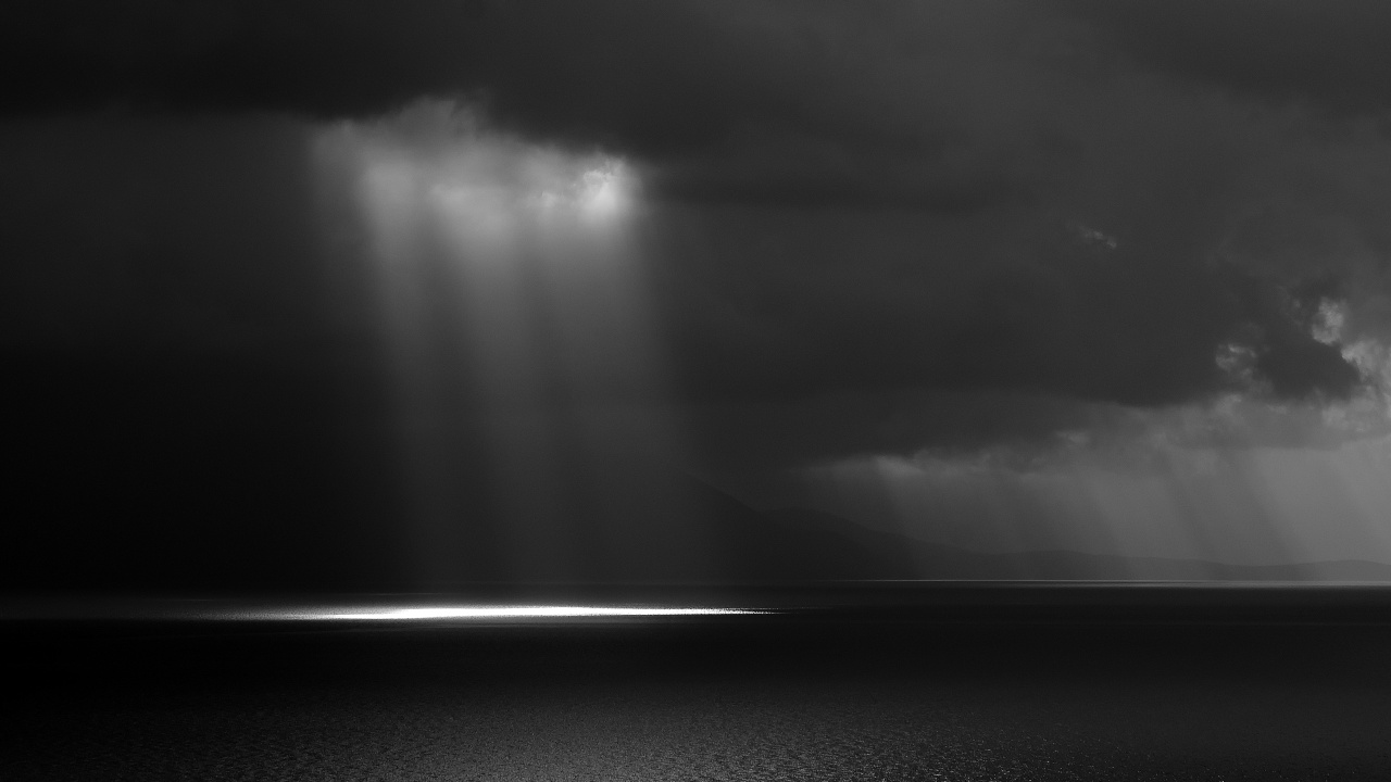 Graustufenfoto Von Wassertropfen. Wallpaper in 1280x720 Resolution