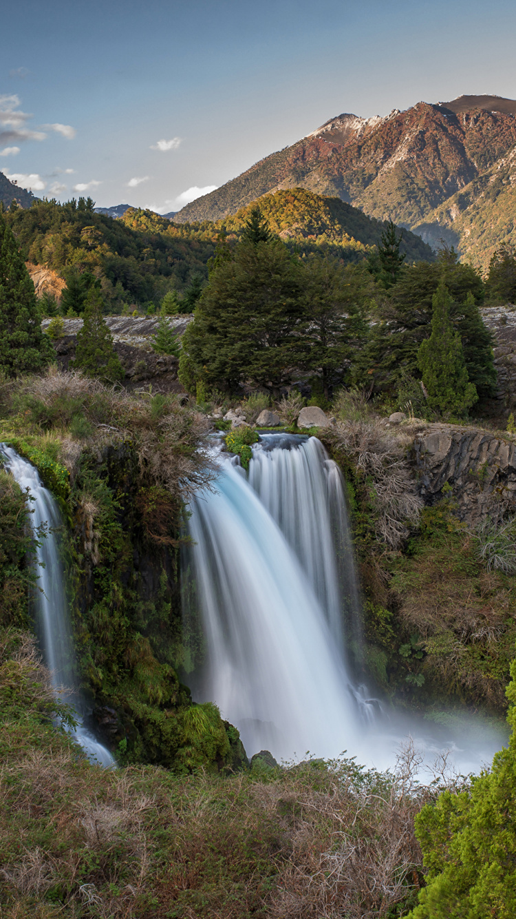 Cascadas en Medio de Árboles Verdes y Montañas Durante el Día. Wallpaper in 750x1334 Resolution