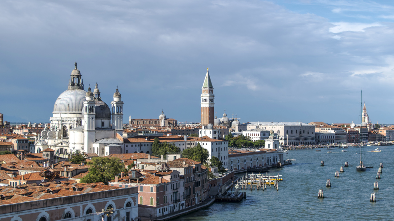 Edificio de Hormigón Blanco y Marrón Cerca Del Cuerpo de Agua Durante el Día. Wallpaper in 1280x720 Resolution