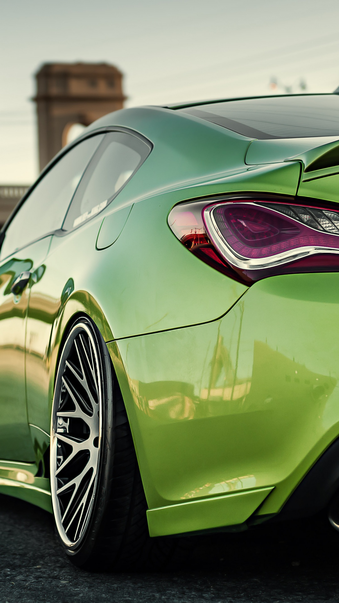 Grüner Porsche 911 Tagsüber Auf Grauem Bürgersteig Geparkt. Wallpaper in 1080x1920 Resolution