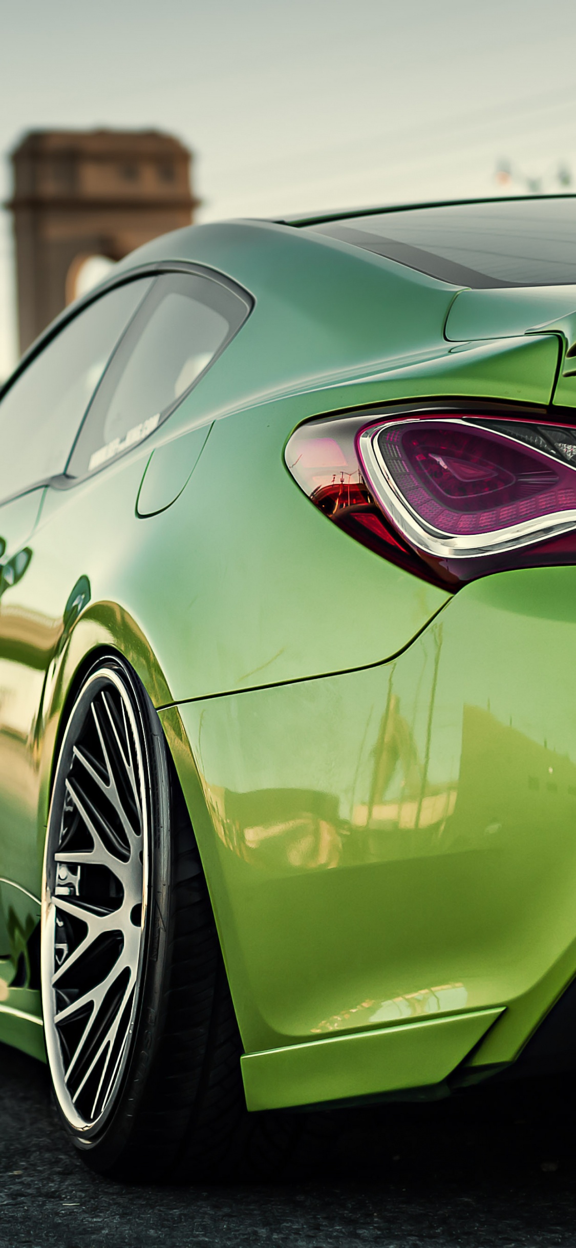 Porsche 911 Verte Garée Sur la Chaussée Grise Pendant la Journée. Wallpaper in 1125x2436 Resolution