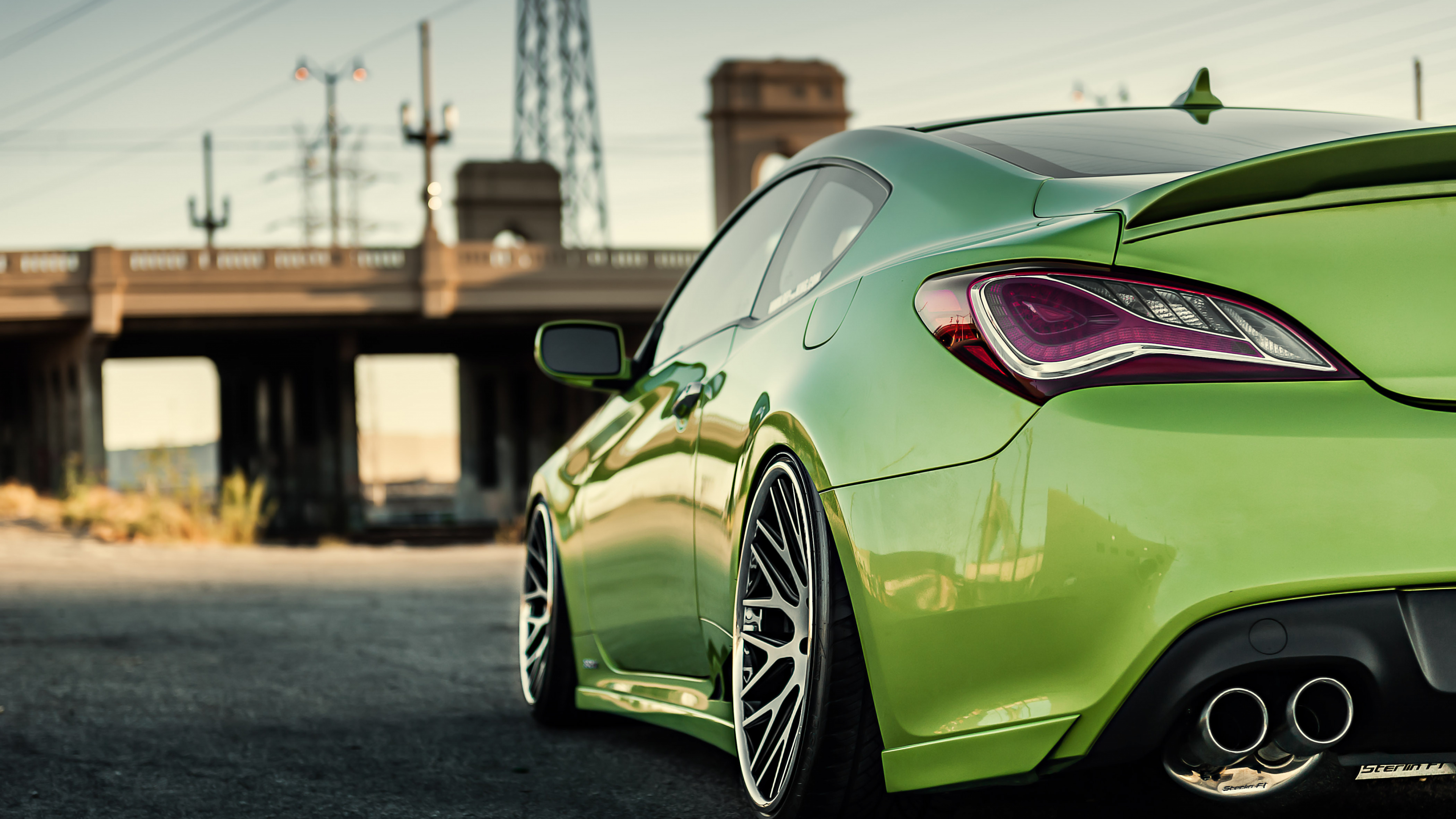 Porsche 911 Verte Garée Sur la Chaussée Grise Pendant la Journée. Wallpaper in 3840x2160 Resolution