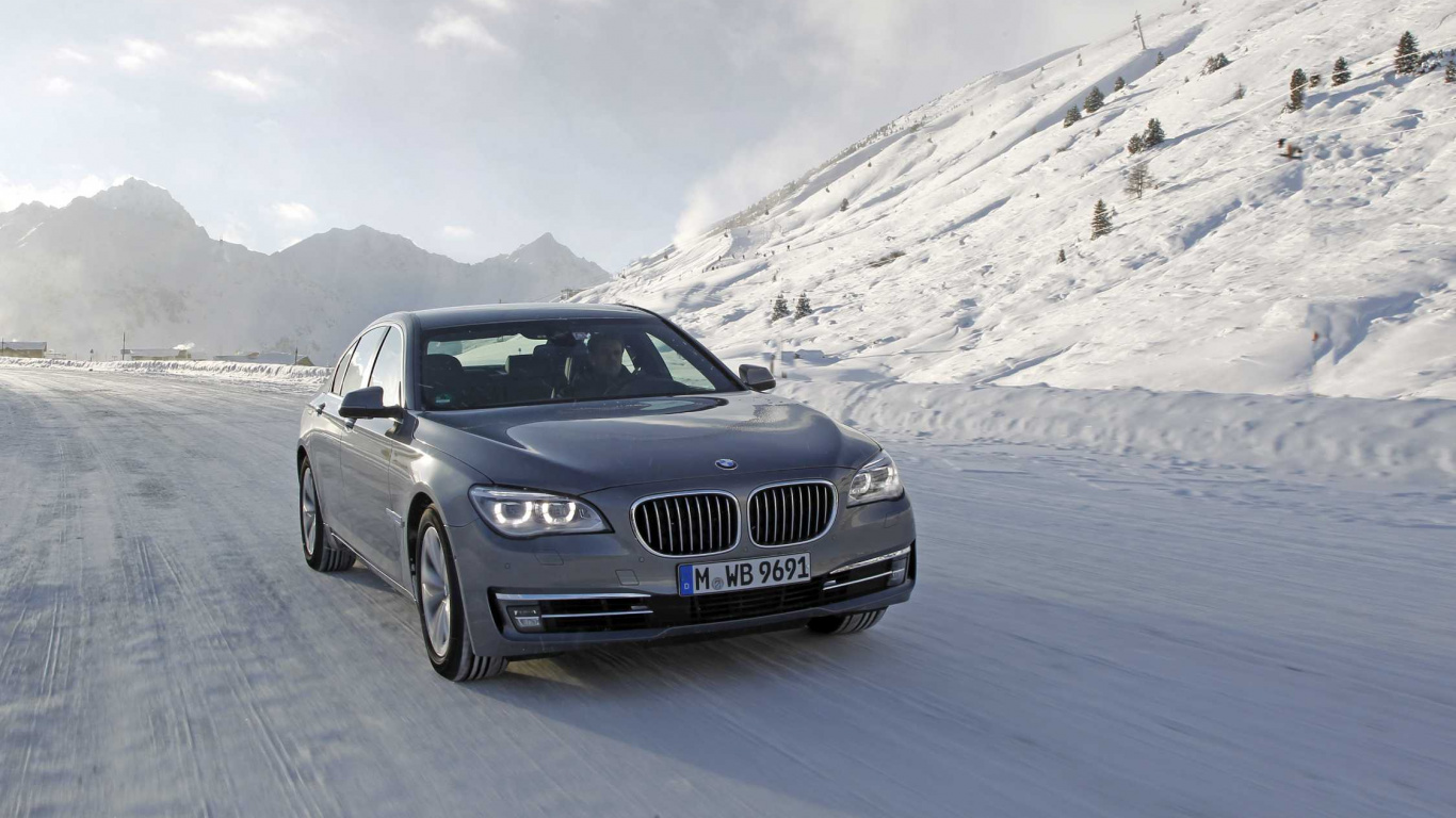 Schwarzes Bmw-auto Tagsüber Unterwegs. Wallpaper in 1366x768 Resolution