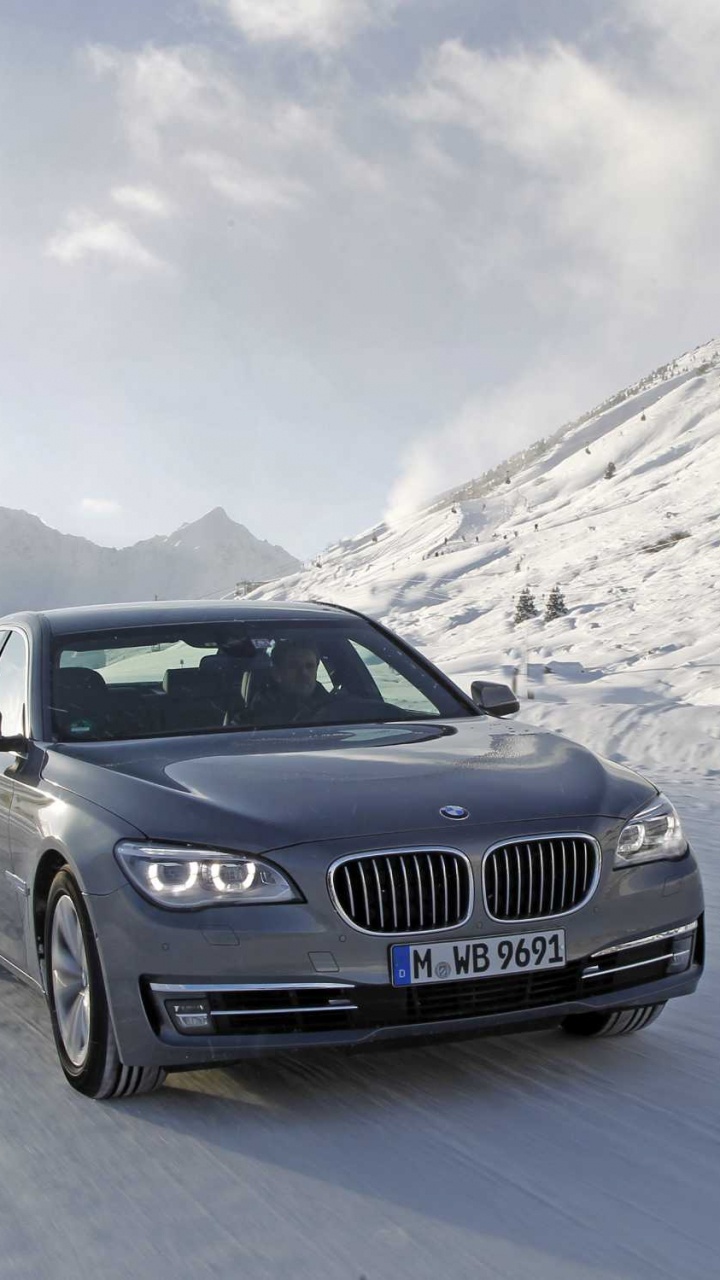 Coche BMW Negro en la Carretera Durante el Día. Wallpaper in 720x1280 Resolution