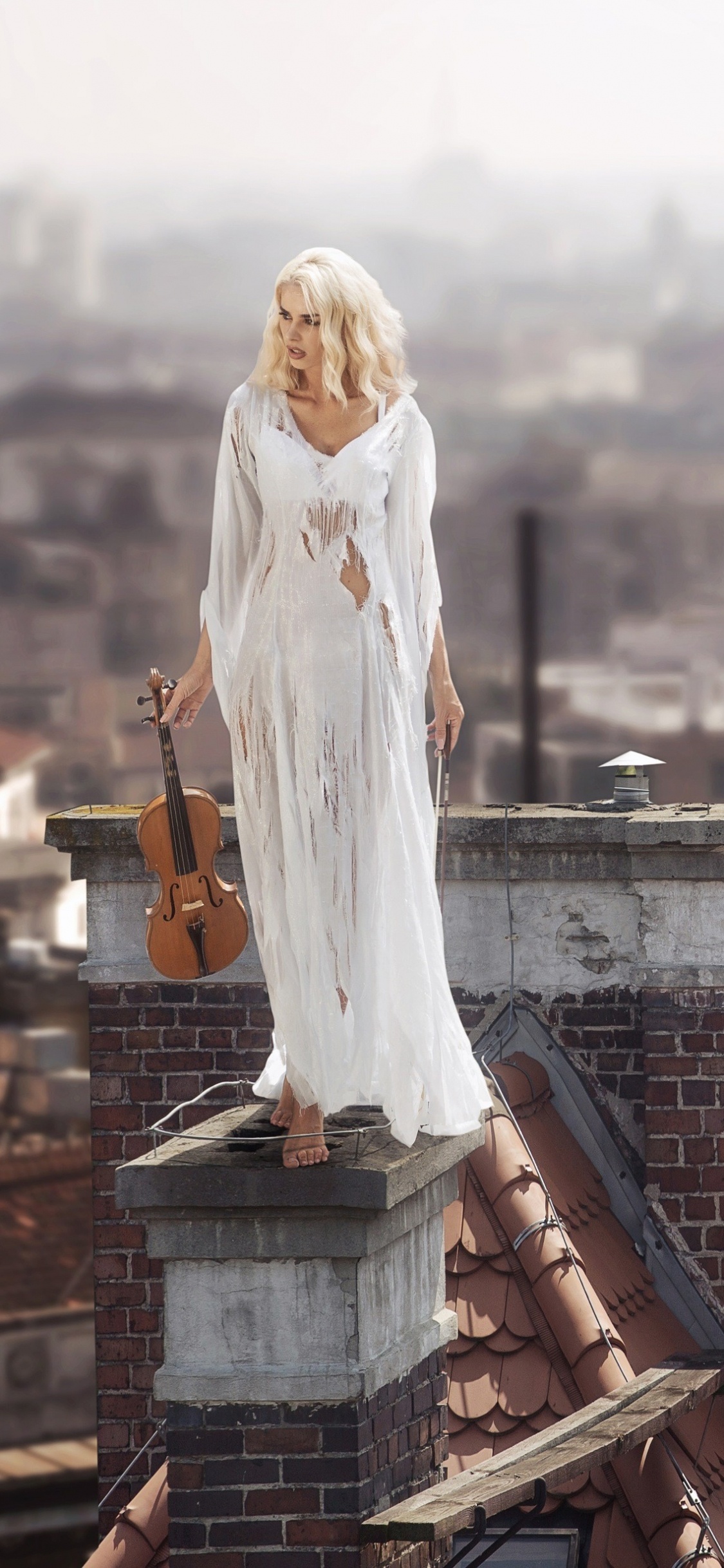 Femme en Robe Blanche Statue Sur le Toit. Wallpaper in 1125x2436 Resolution