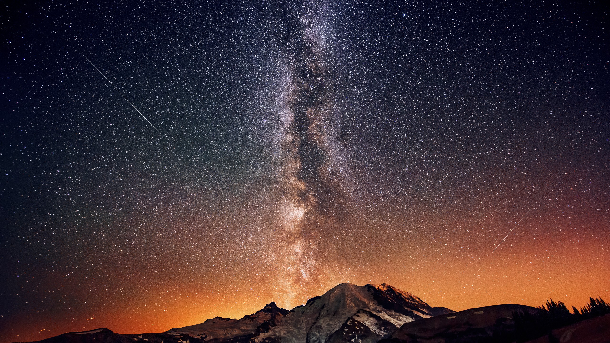 Snow Covered Mountain Under Starry Night. Wallpaper in 2560x1440 Resolution