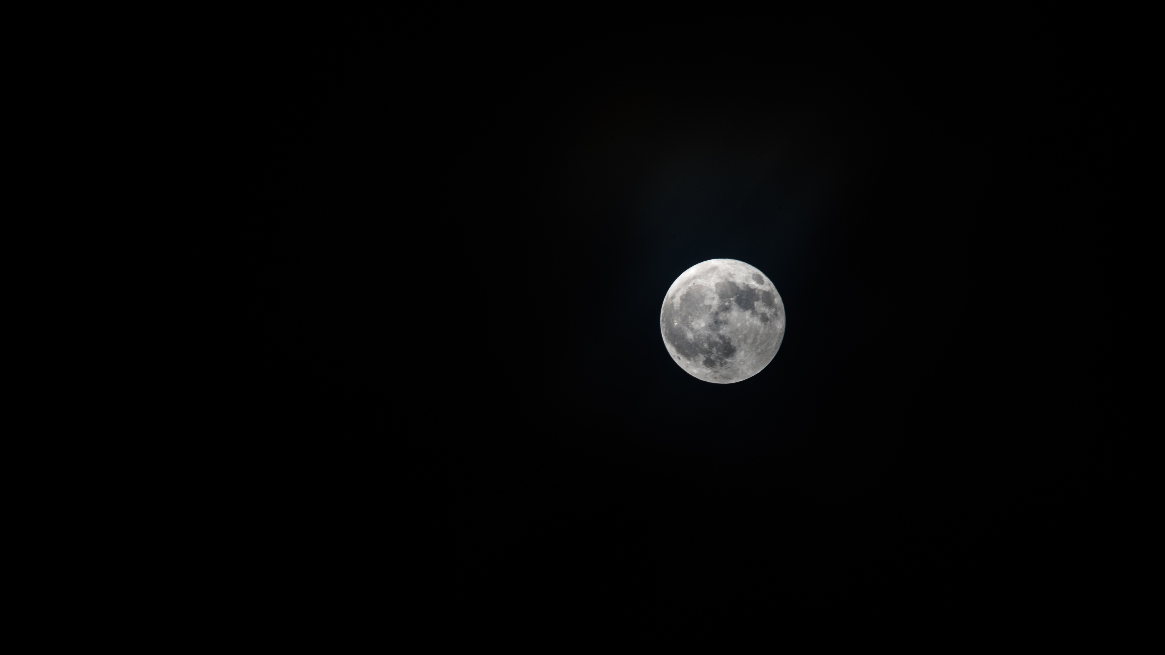 Luna Llena en el Cielo de la Noche Oscura. Wallpaper in 3840x2160 Resolution